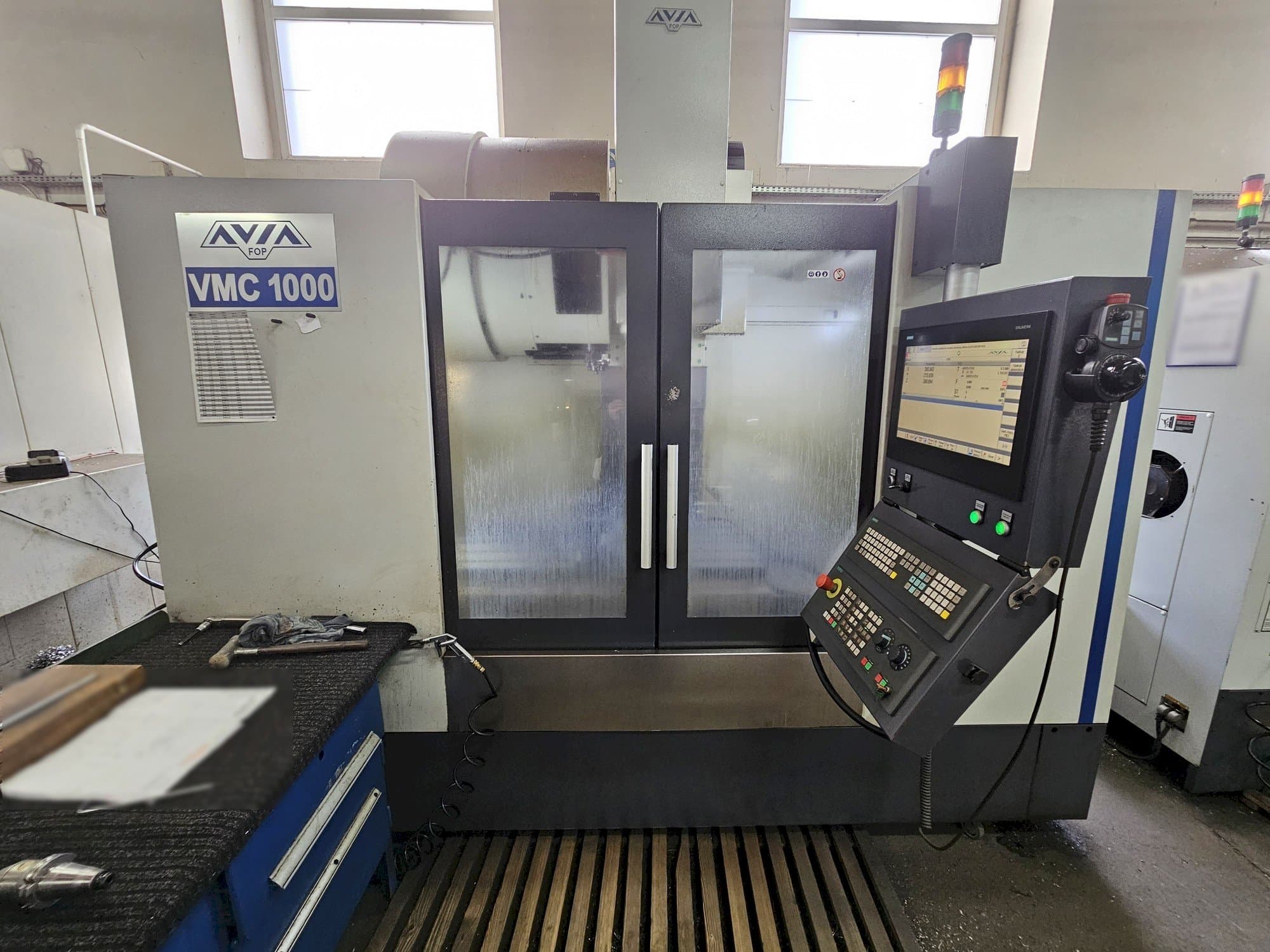 Vooraanzicht  van Avia									 VMC 1000  machine
