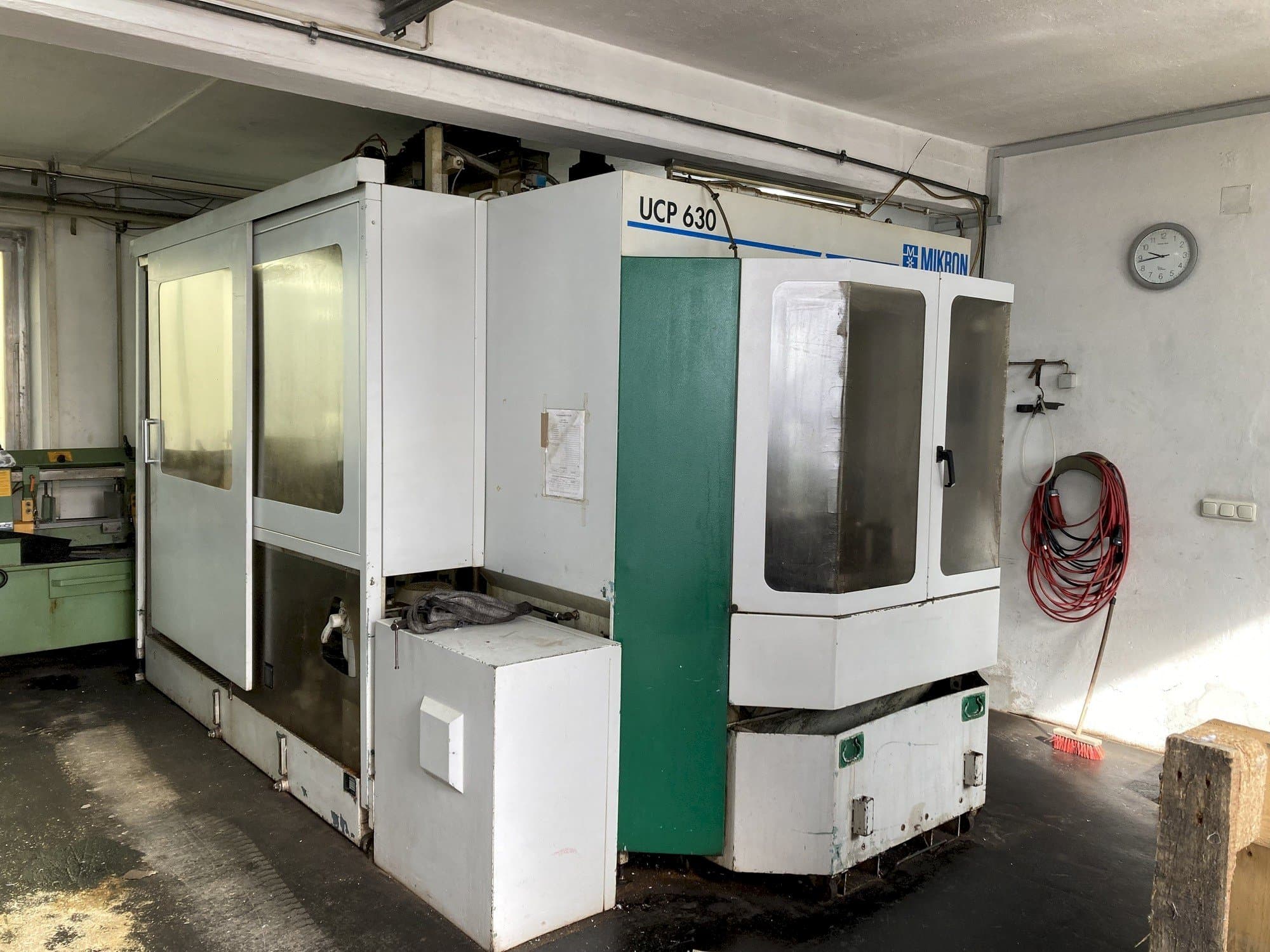 Vooraanzicht  van MIKRON UCP 630  machine
