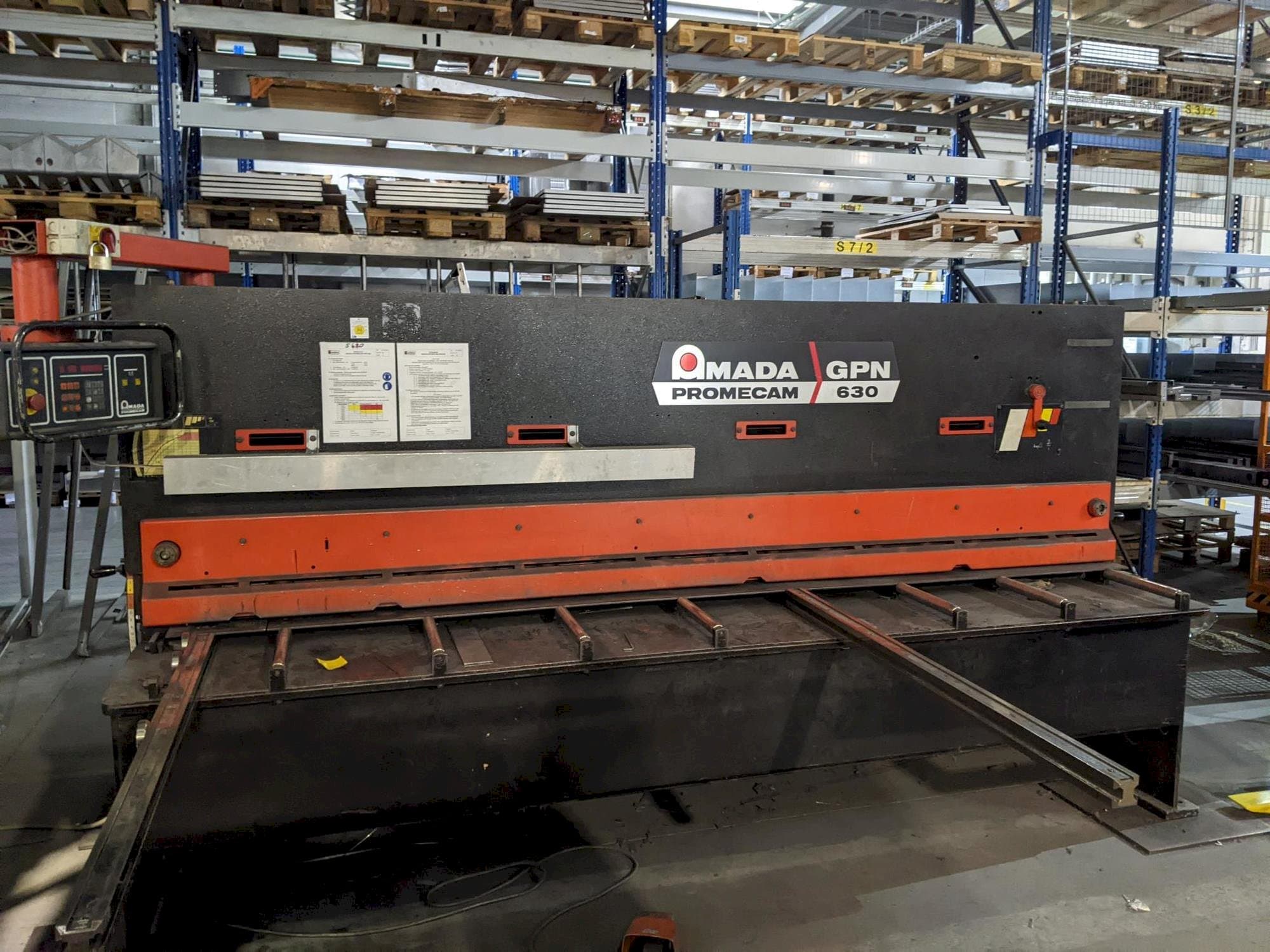 Vooraanzicht  van AMADA Promecam Gpn 630  machine