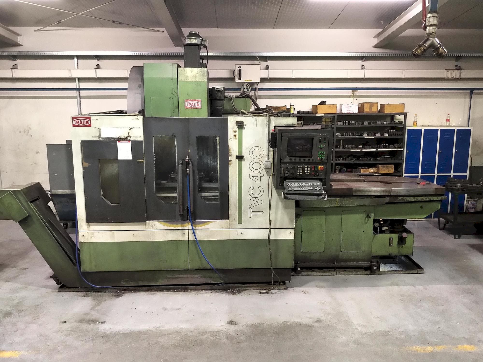 Vooraanzicht  van TRAUB TVC 400 P  machine