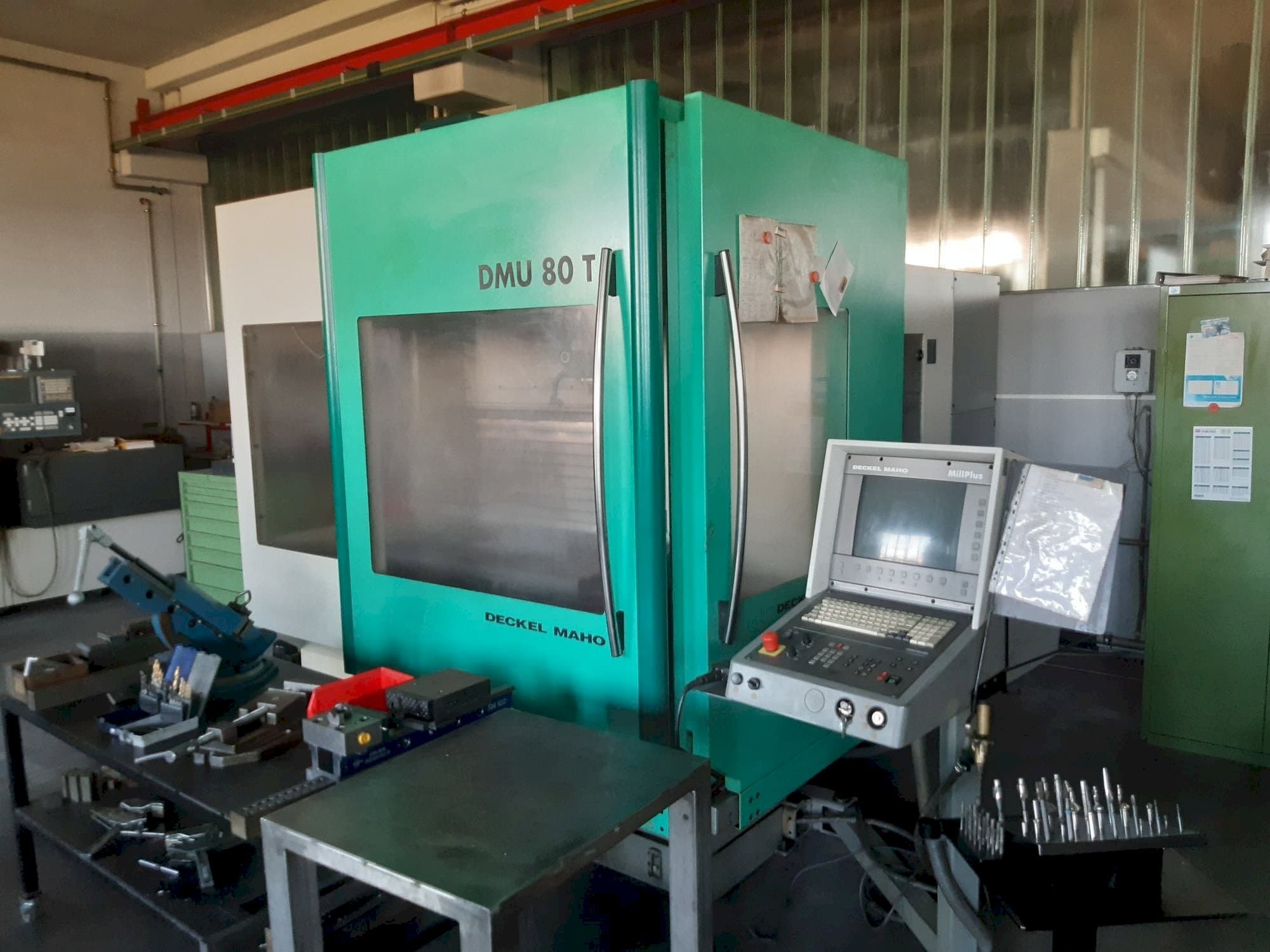 Vooraanzicht  van DECKEL MAHO DMU 80T  machine