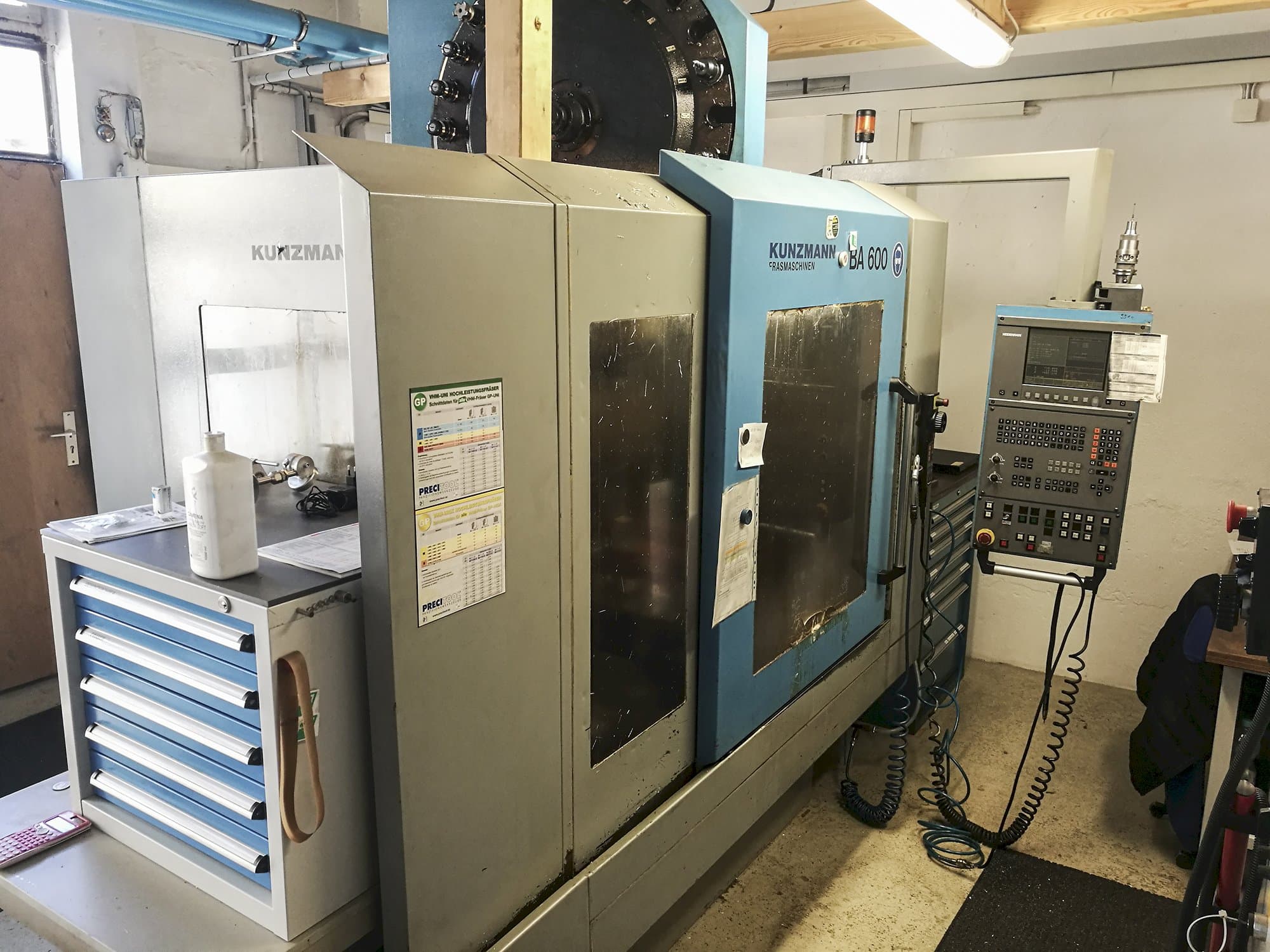 Links zicht  van KUNZMANN BA600 machine