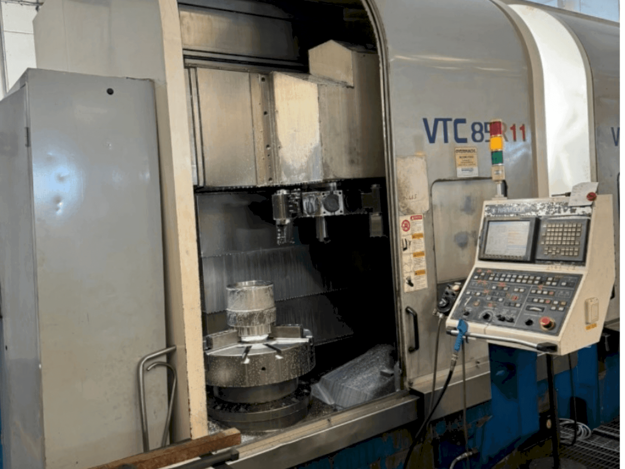 Vooraanzicht  van HANKOOK VTC 85  machine