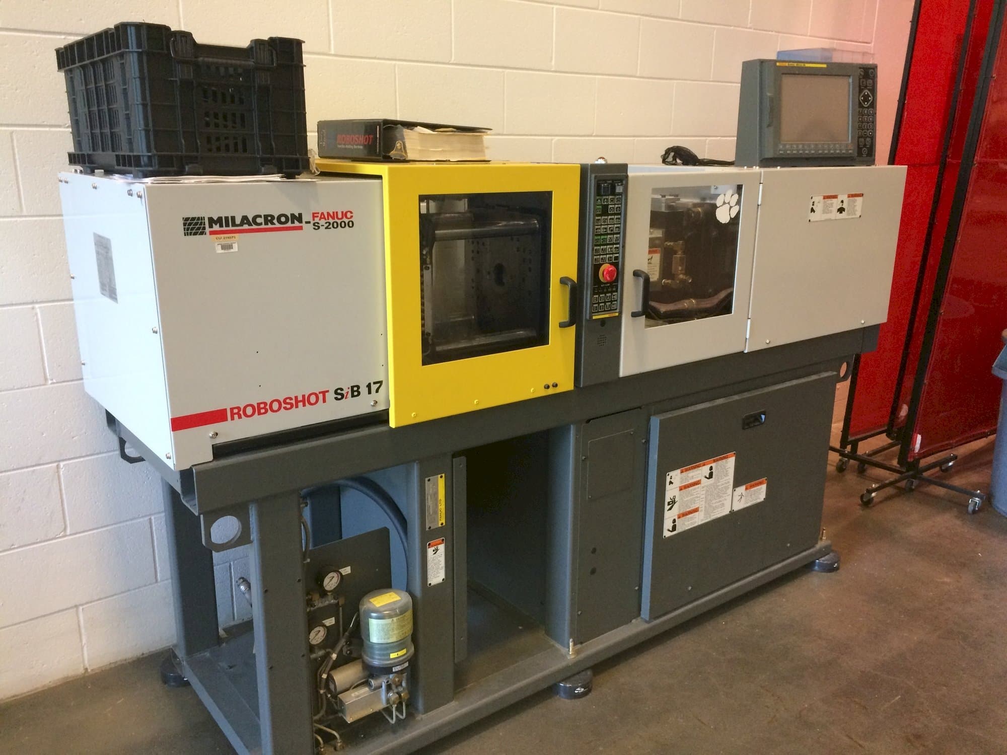 Vooraanzicht  van Milacron Roboshot S-2000i15A  machine