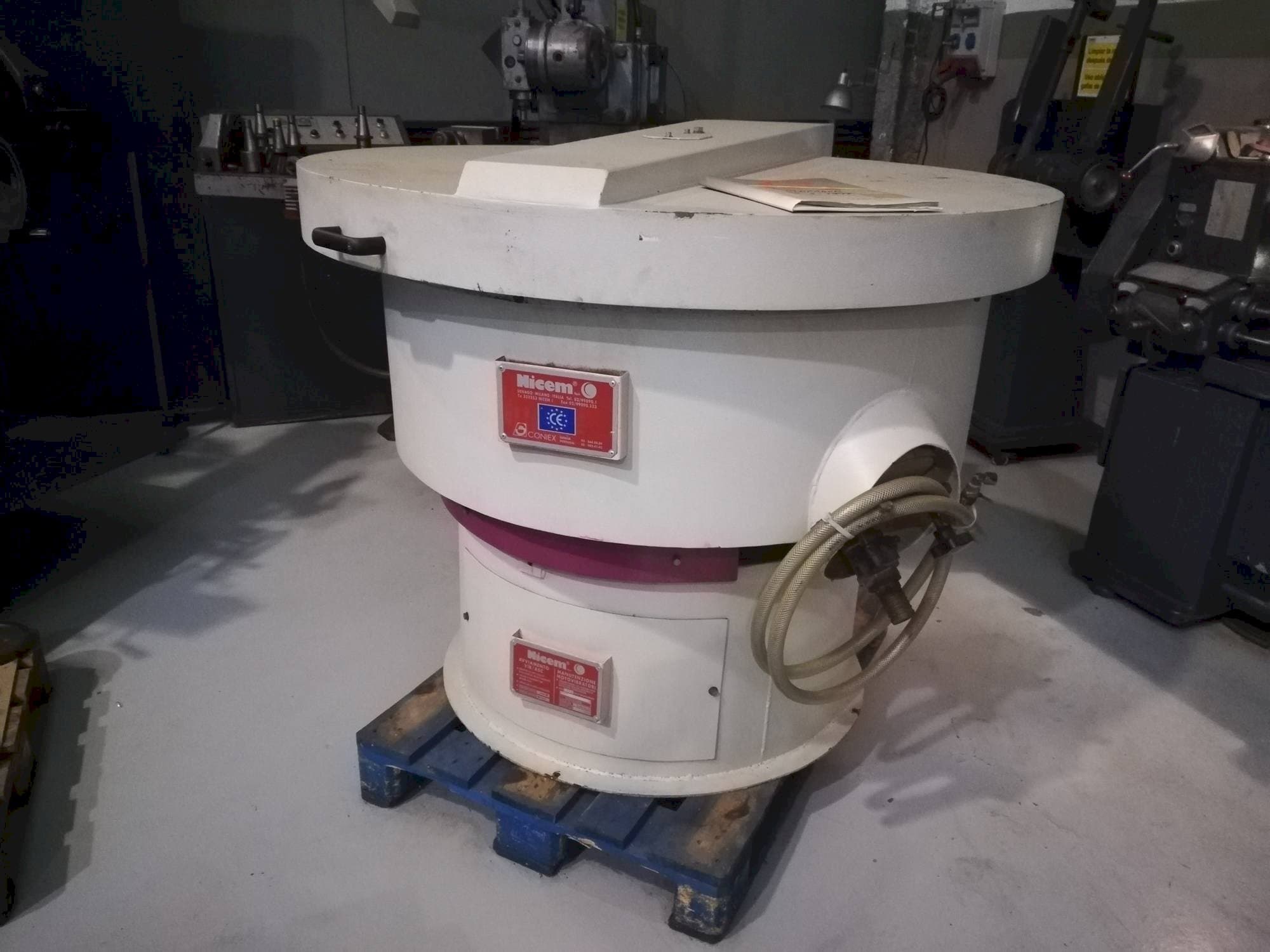 Vooraanzicht  van NICEM VIB 250 SM  machine