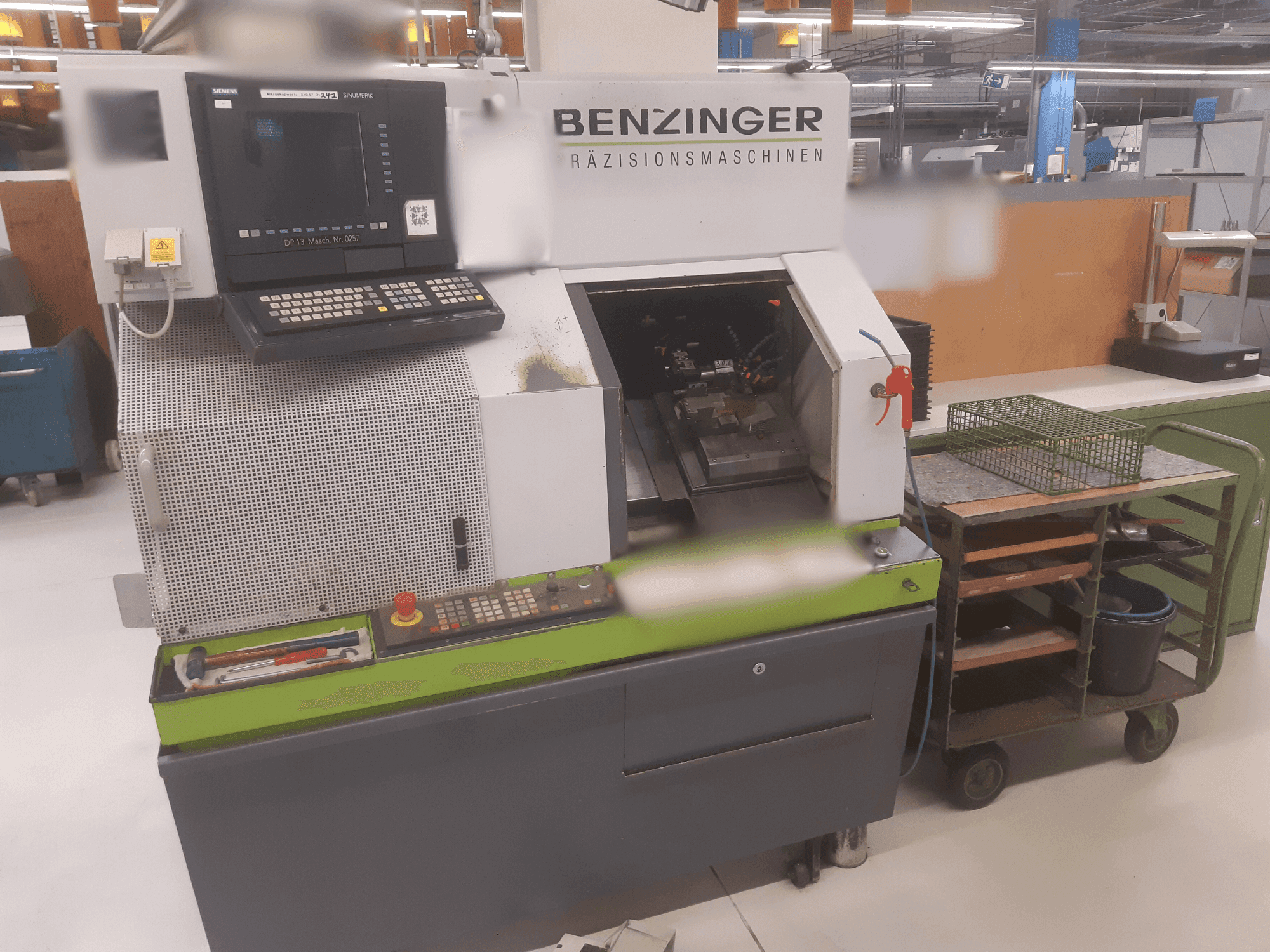 Vooraanzicht  van Benzinger TNC-L  machine
