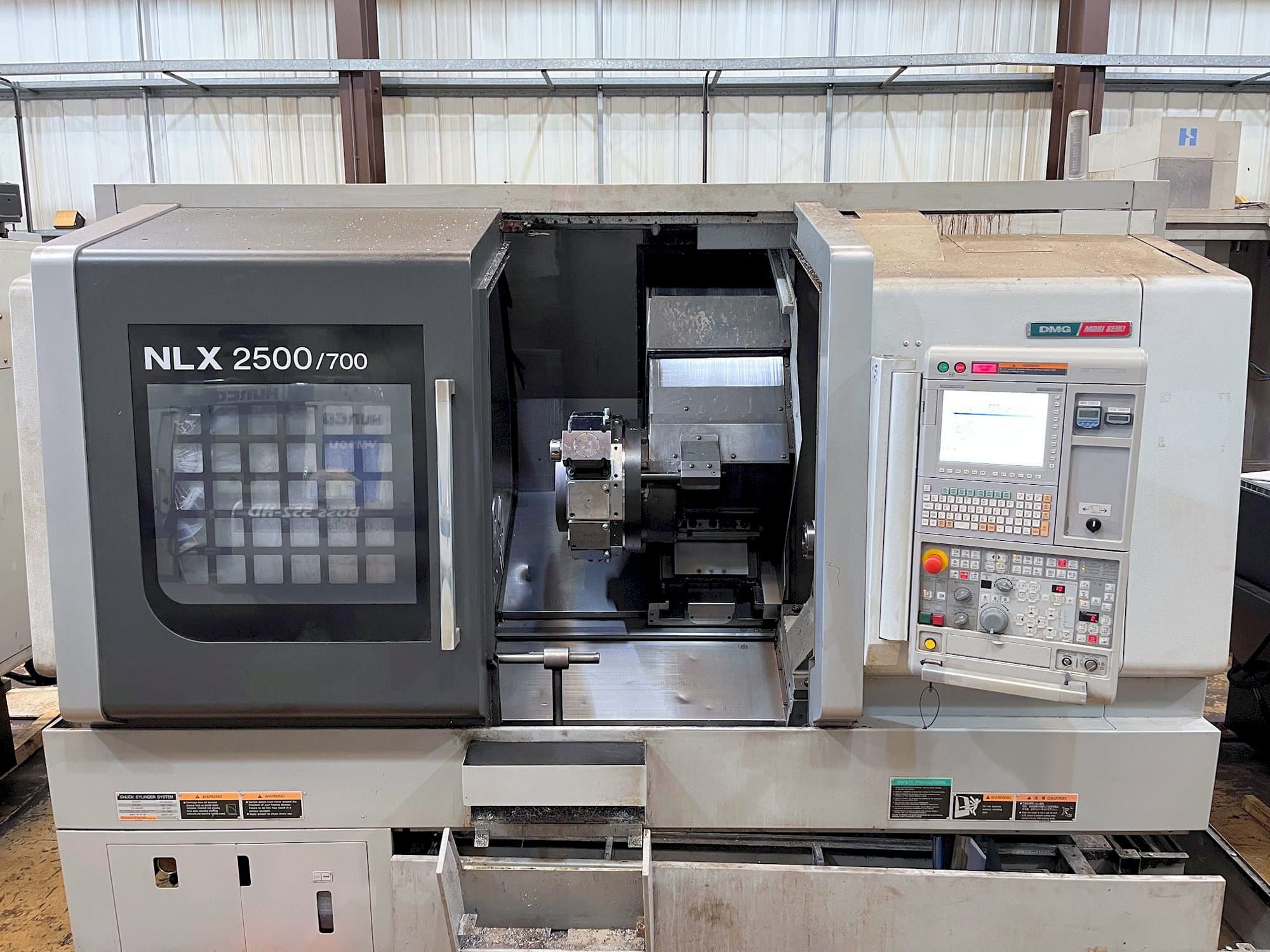 Vooraanzicht  van MORI SEIKI NLX2500Y-700  machine