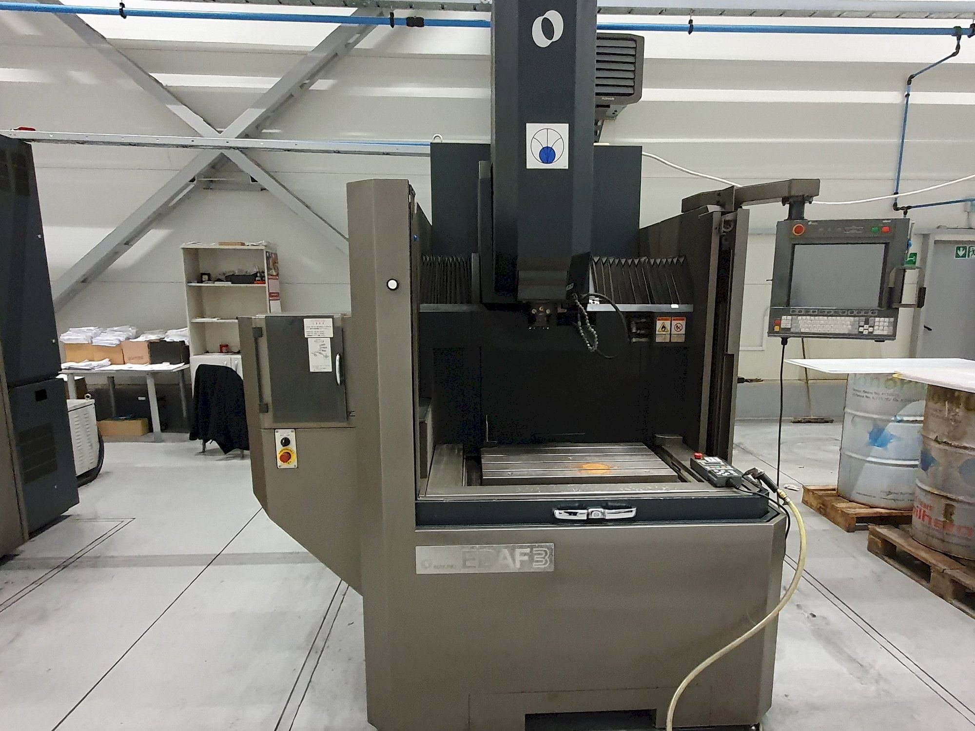 Vooraanzicht  van Makino EDAF3  machine