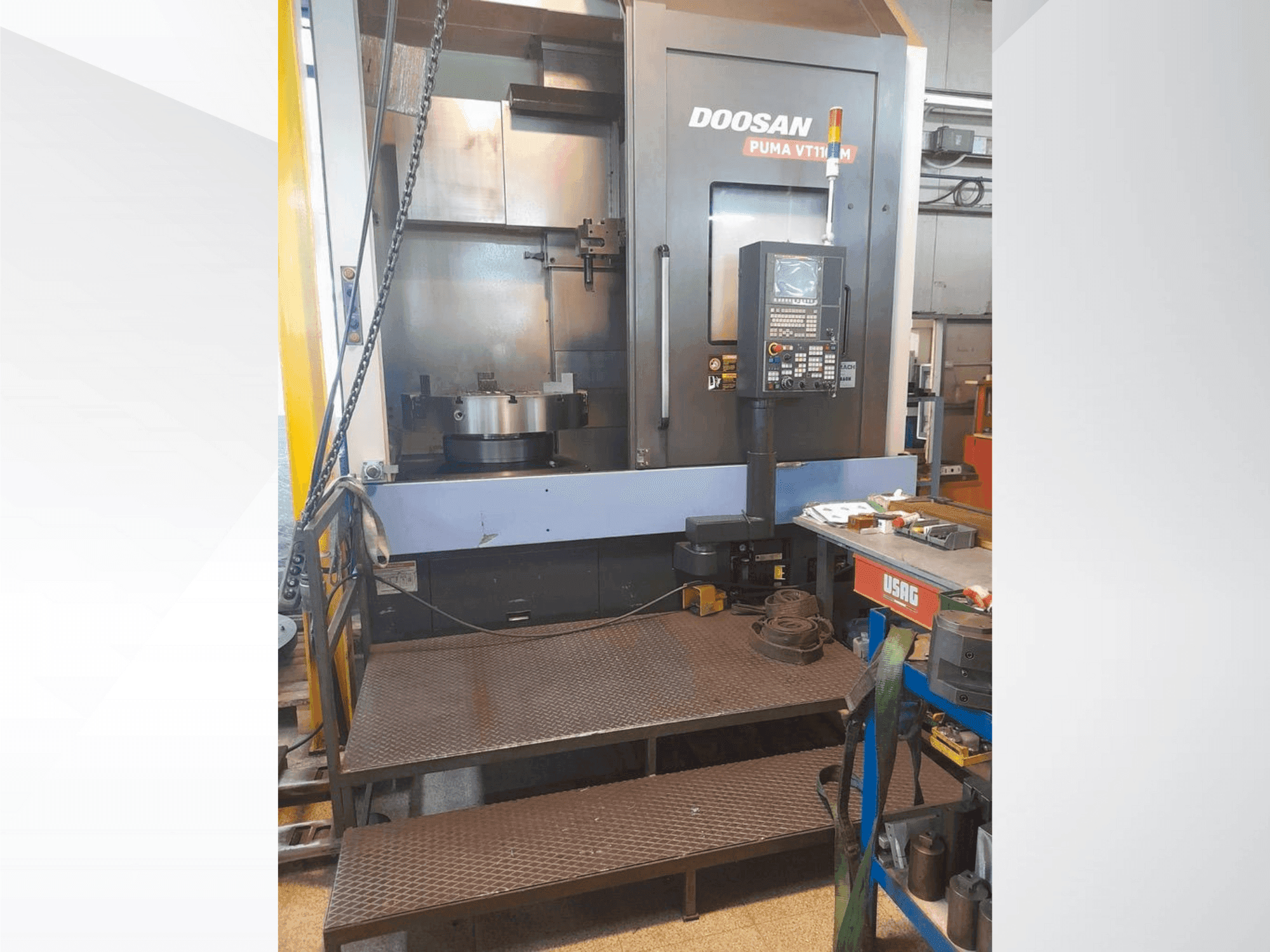 Vooraanzicht  van DOOSAN VT1100M  machine