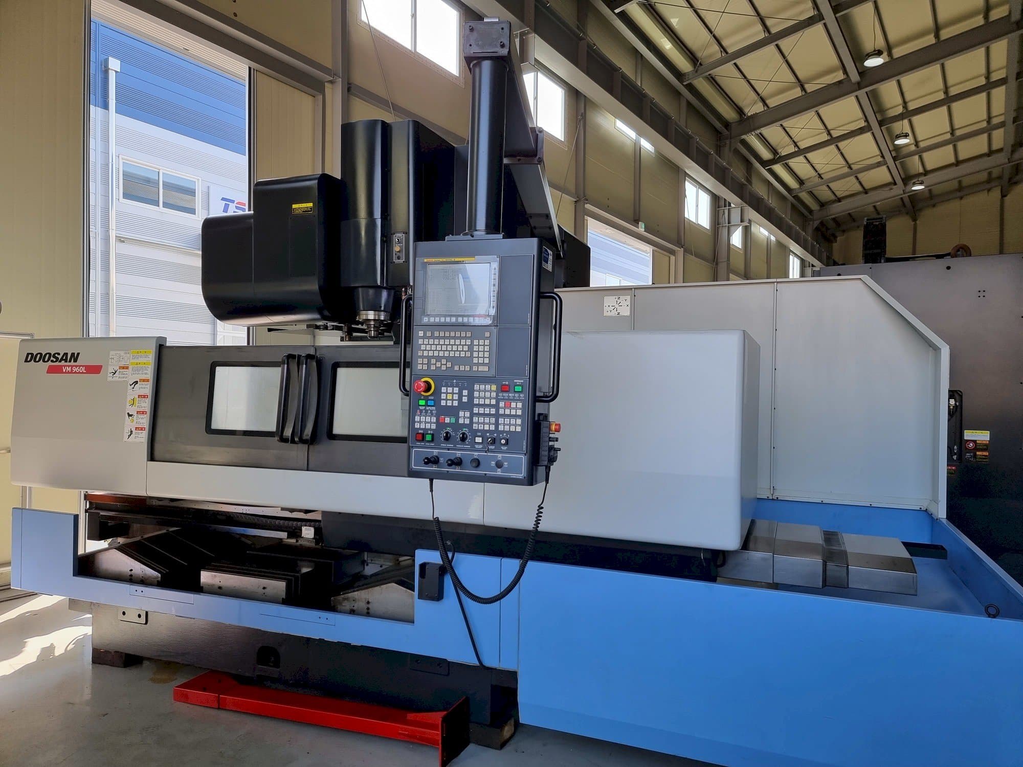 Vooraanzicht  van Doosan VM 960L  machine