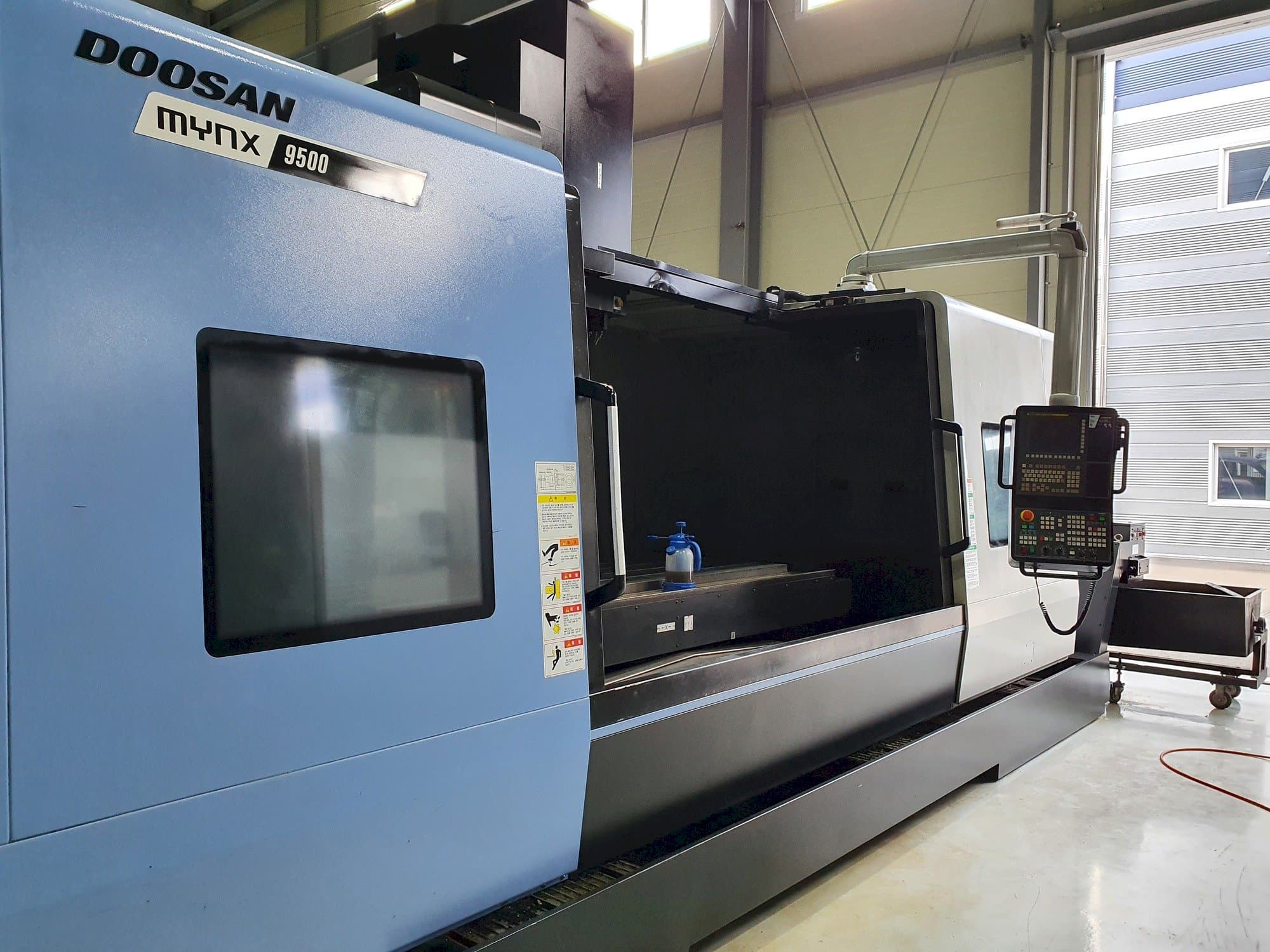 Vooraanzicht  van Doosan MYNX 9500  machine