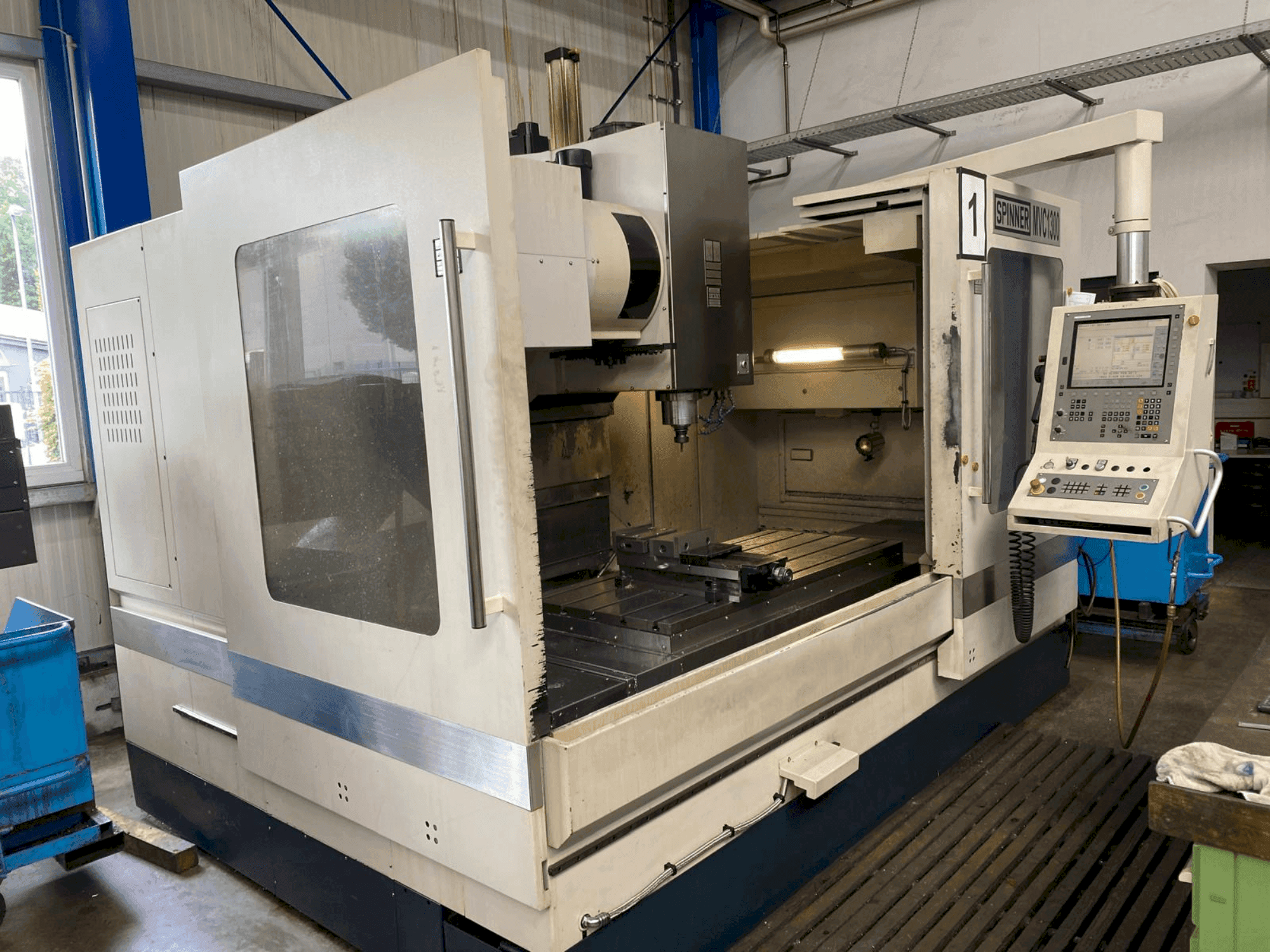 Vooraanzicht  van SPINNER MVC 1300  machine