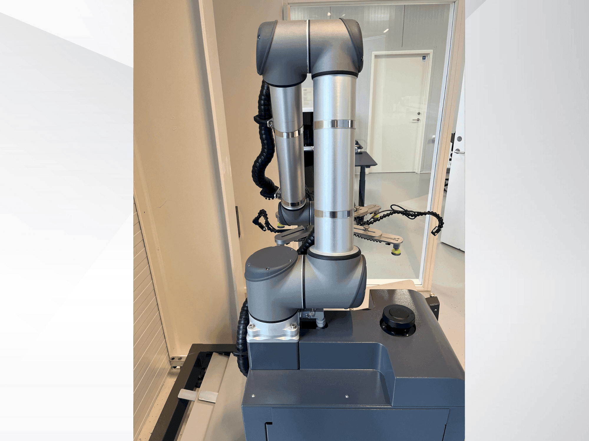 Vooraanzicht  van Universal Robots UR10  machine