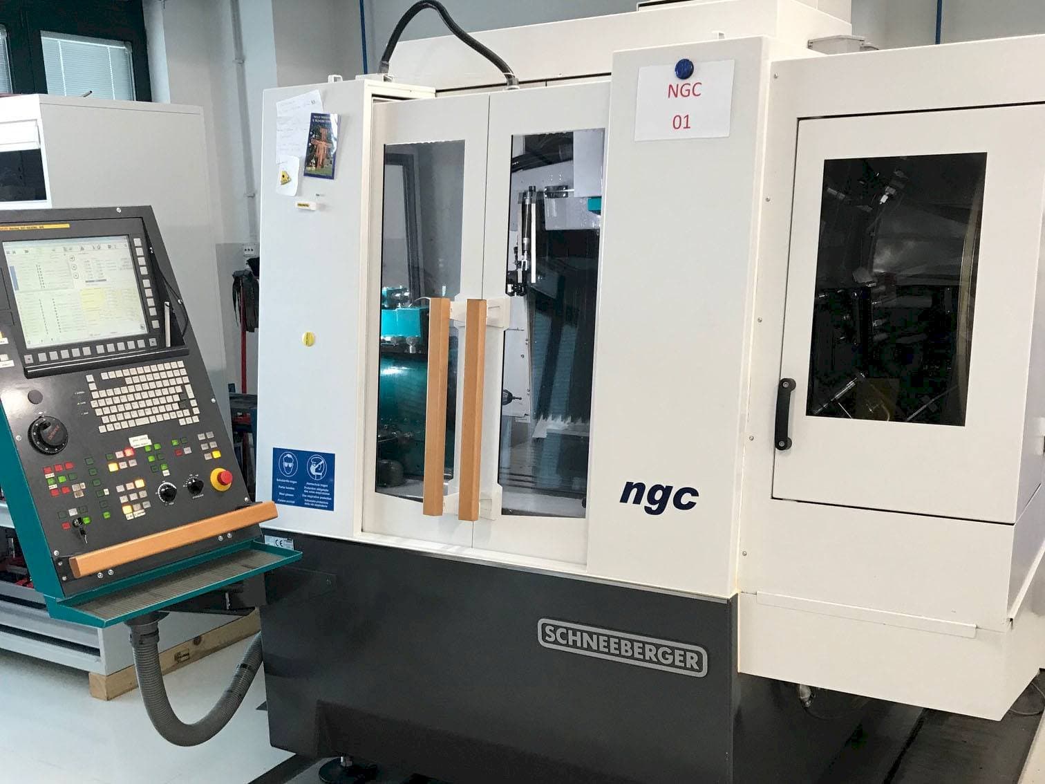 Vooraanzicht  van Schneeberger NGC  machine