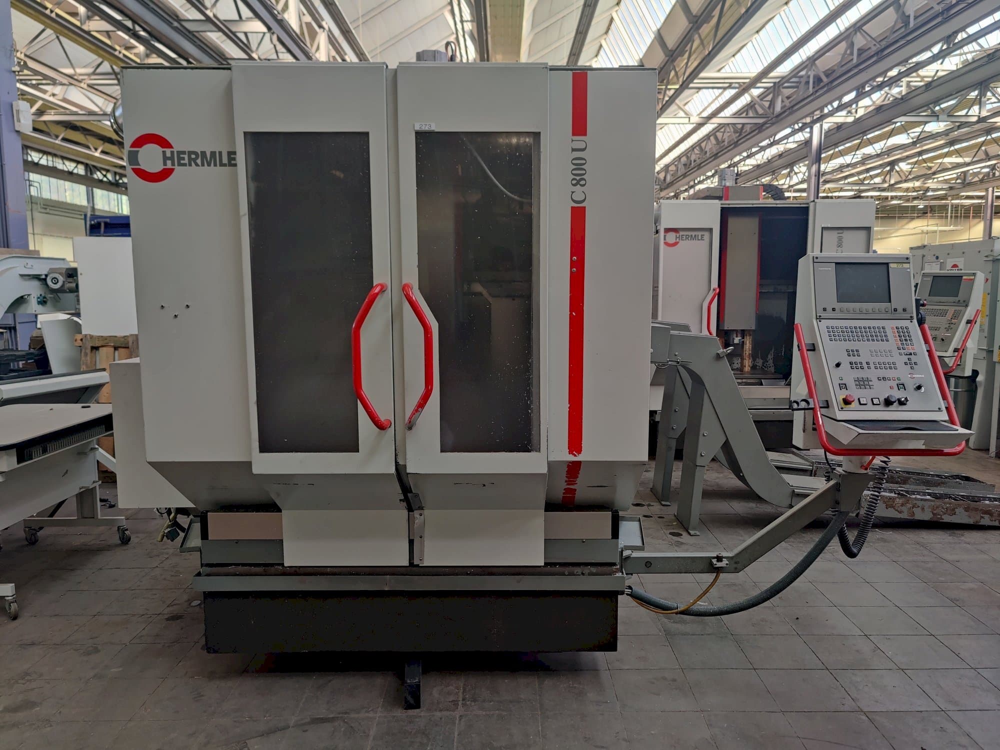 Vooraanzicht  van HERMLE C800U  machine