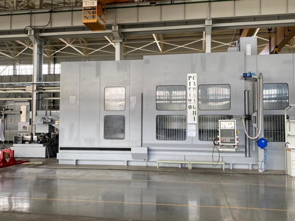 Vooraanzicht  van PIETRO CARNAGHI  AC 32TM 2800  machine