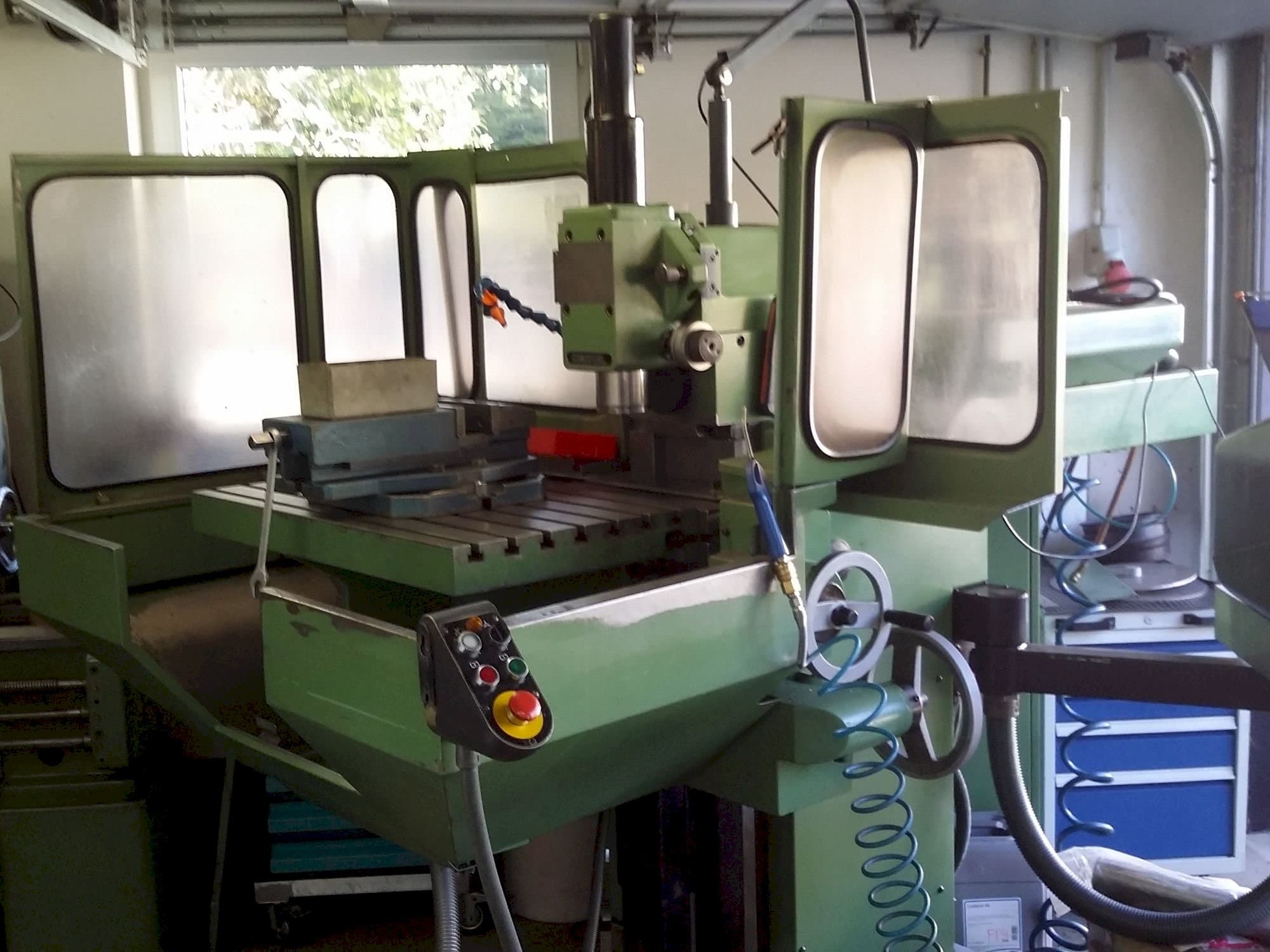 Vooraanzicht  van DECKEL FP4A  machine