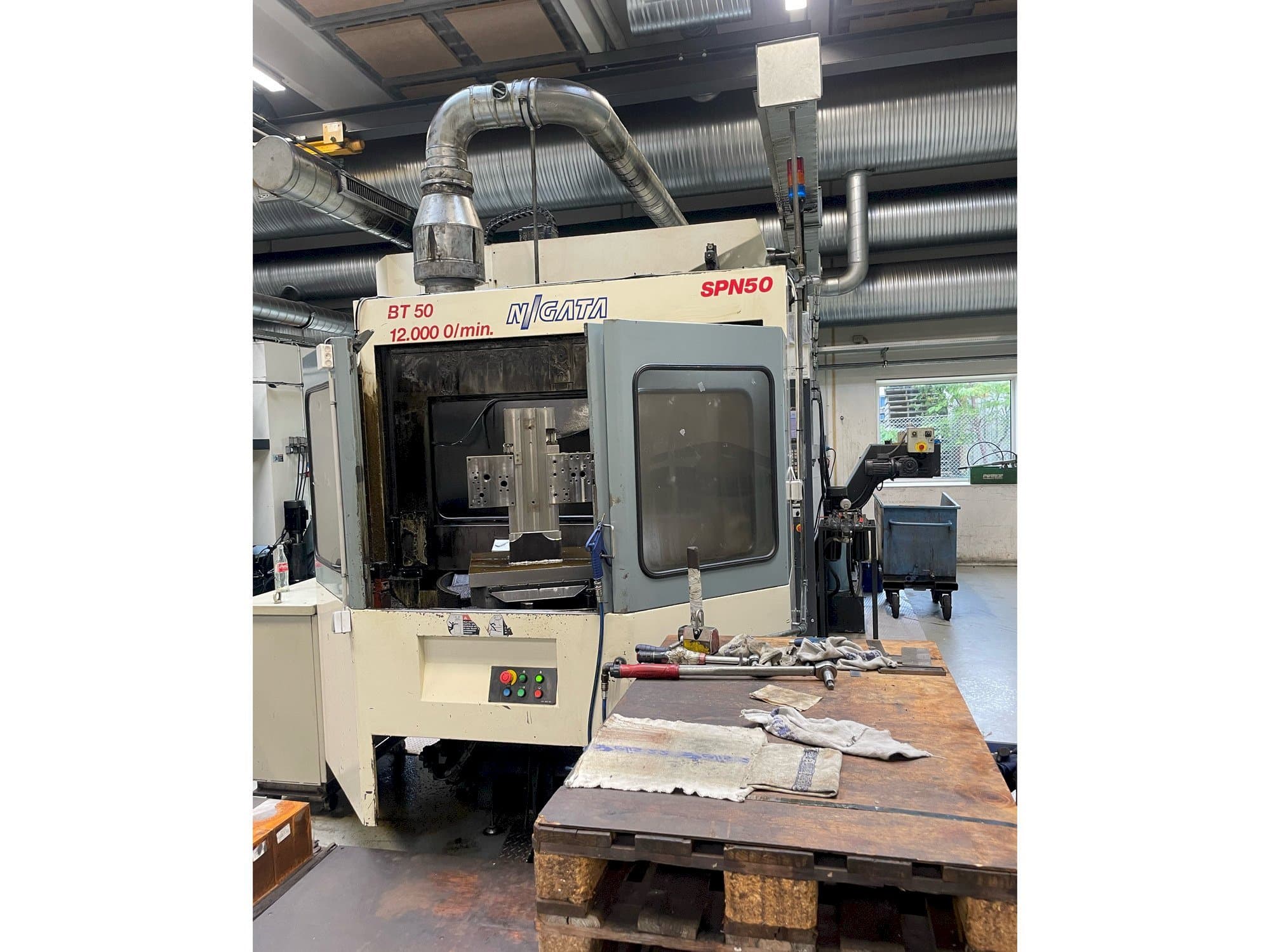 Vooraanzicht  van Niigata SPN 50  machine