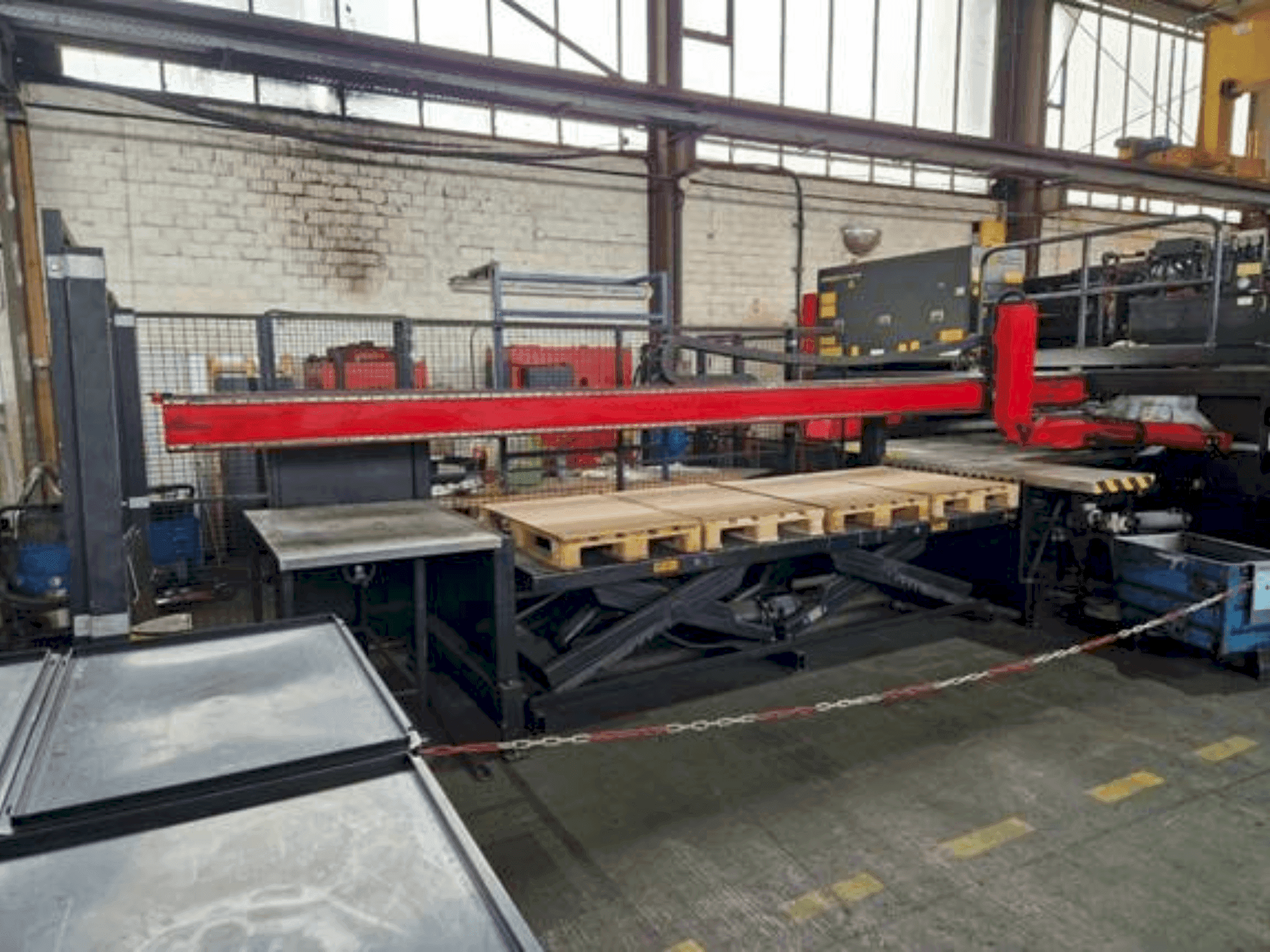 Vooraanzicht  van AMADA AP3-2610 V  machine