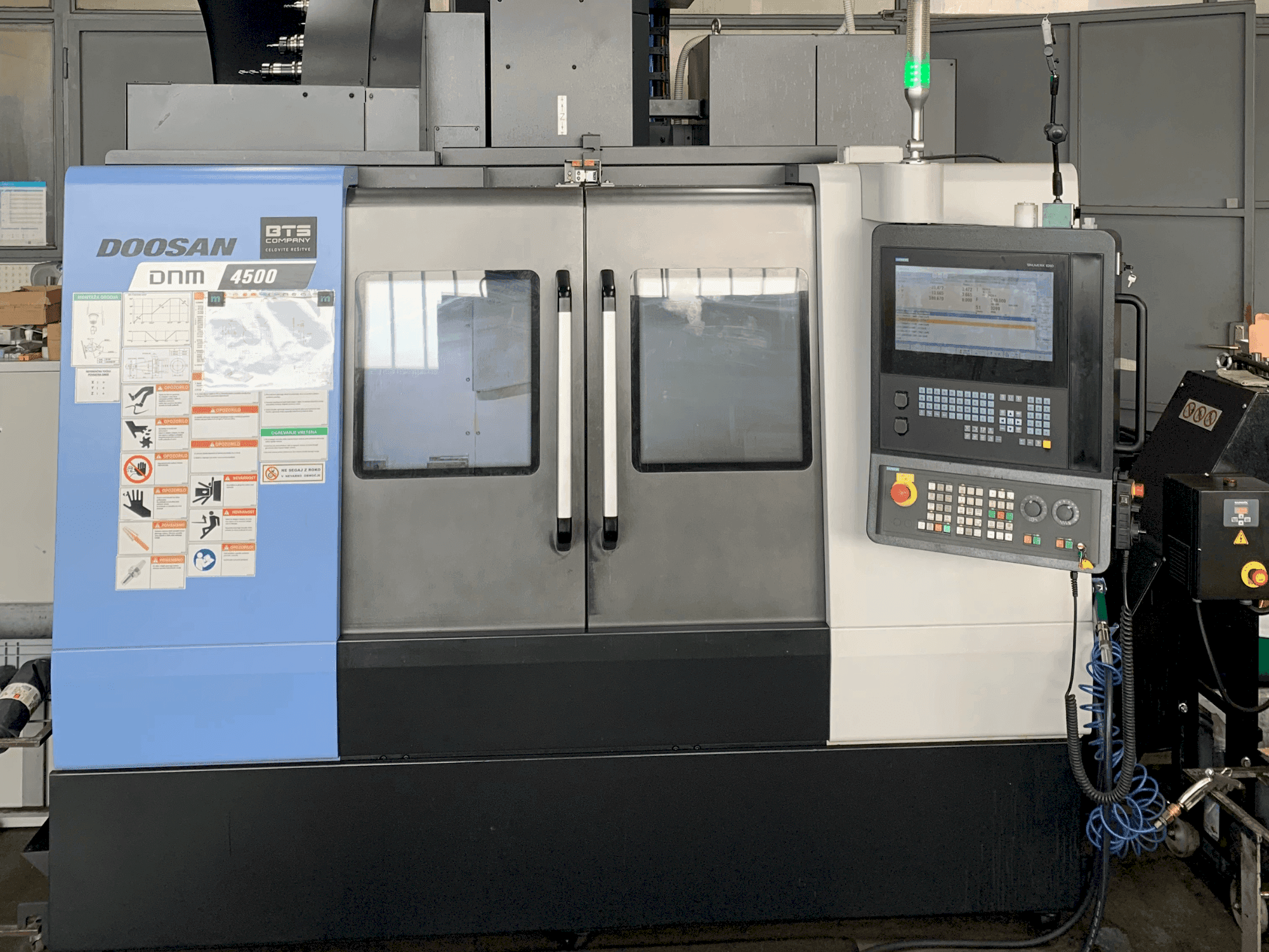 Vooraanzicht  van DOOSAN DNM 4500  machine