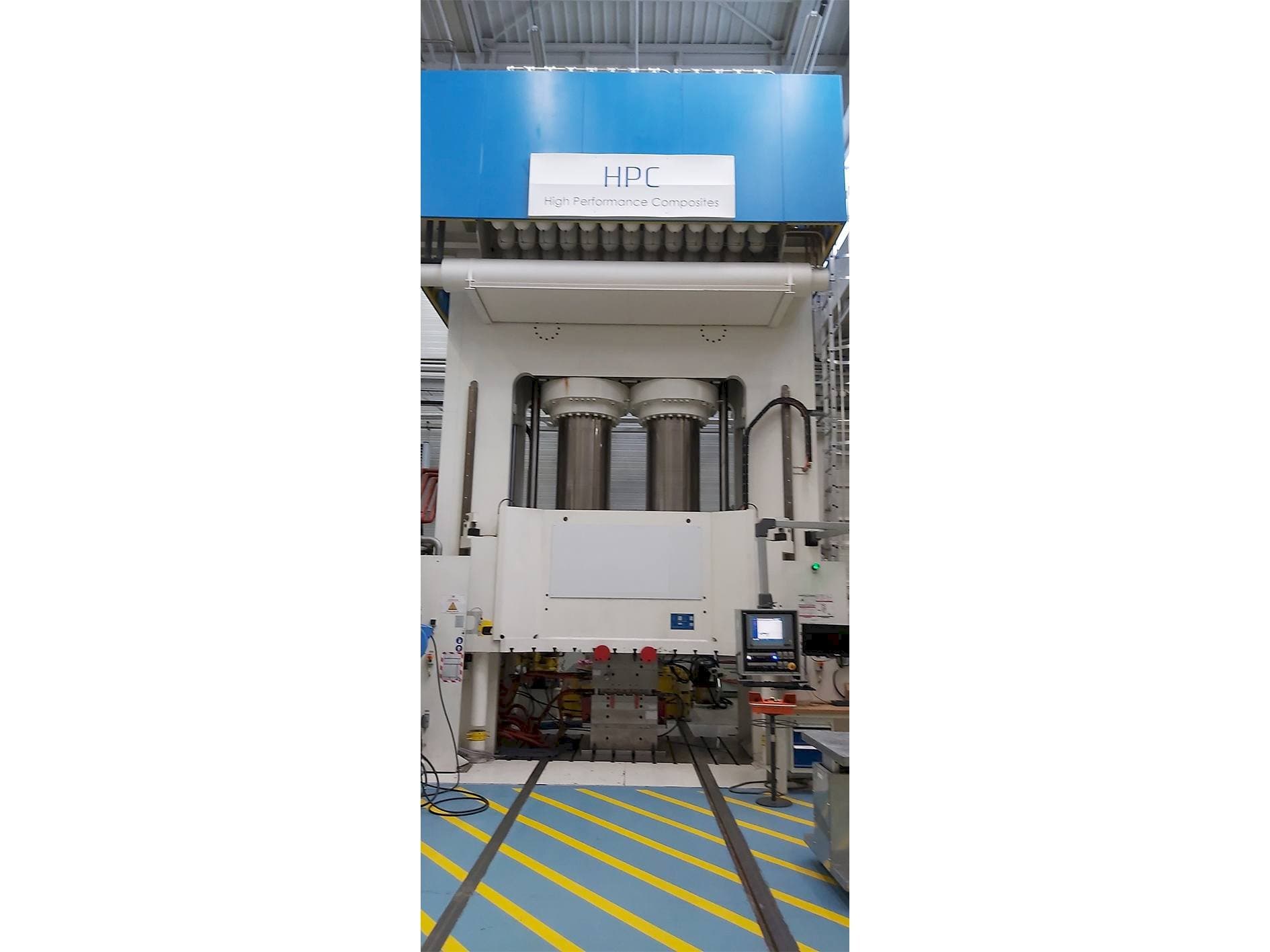 Vooraanzicht  van Dieffenbacher 2500 Ton  machine