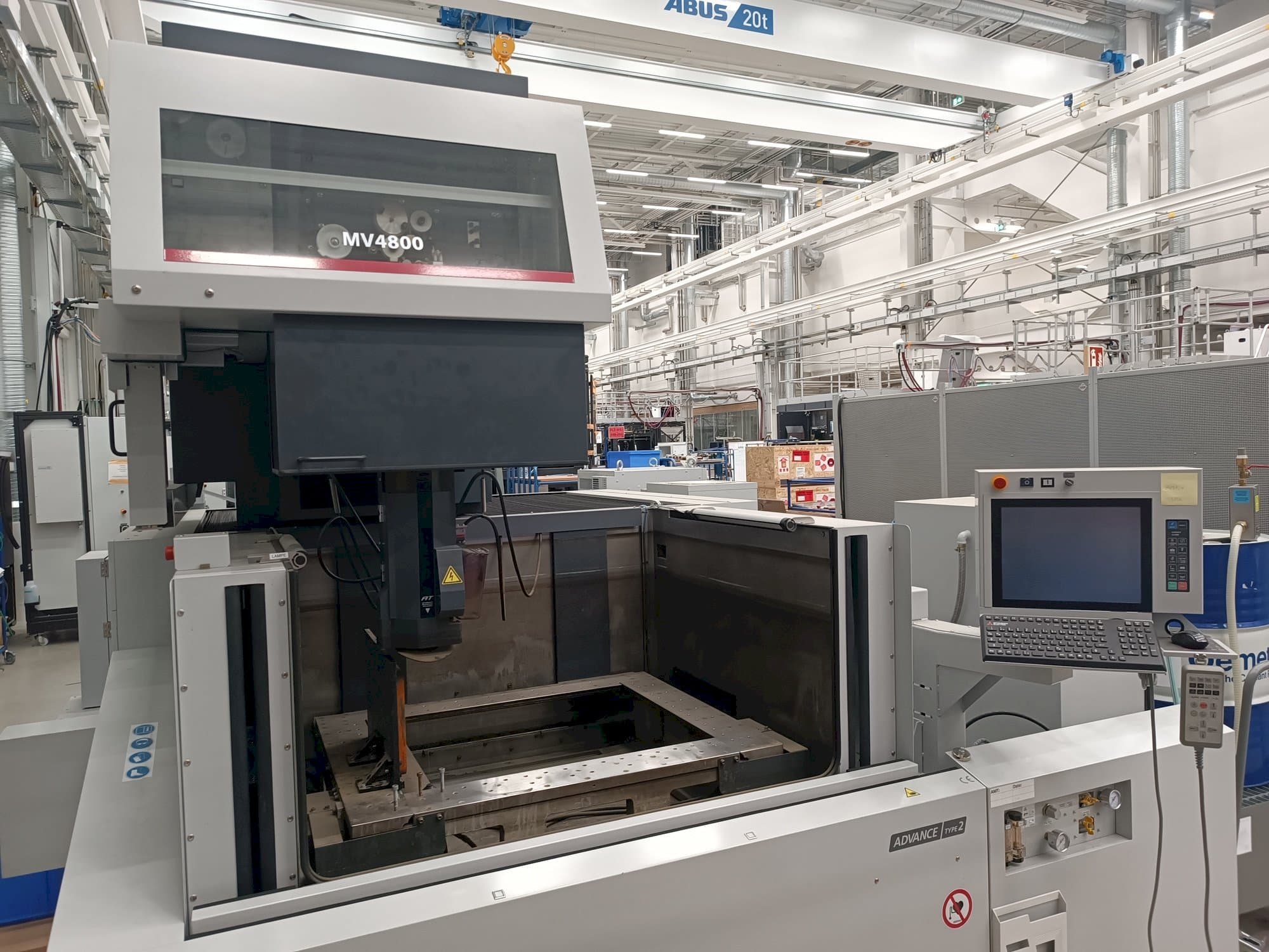 Vooraanzicht  van Mitsubishi MV4800  machine