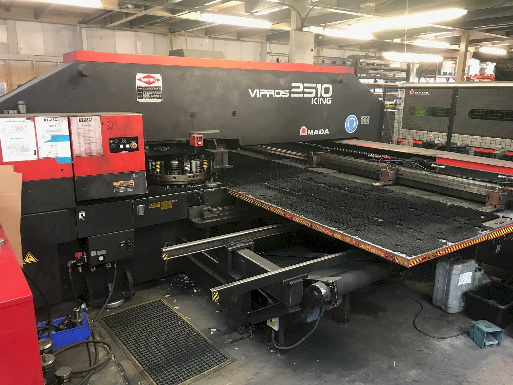 Vooraanzicht  van AMADA VIPROS 2510 KING  machine
