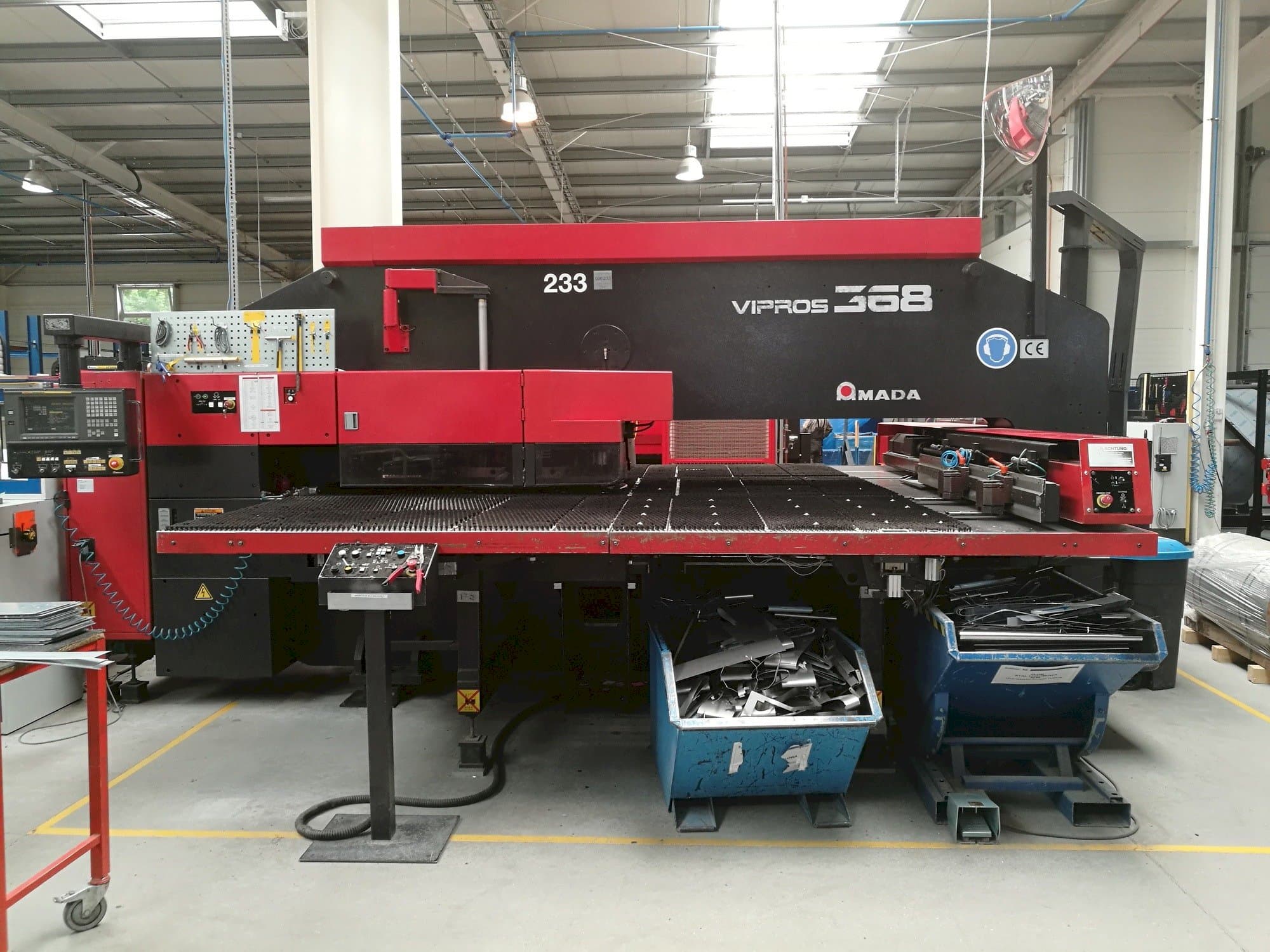Vooraanzicht  van AMADA VIPROS 368 King  machine