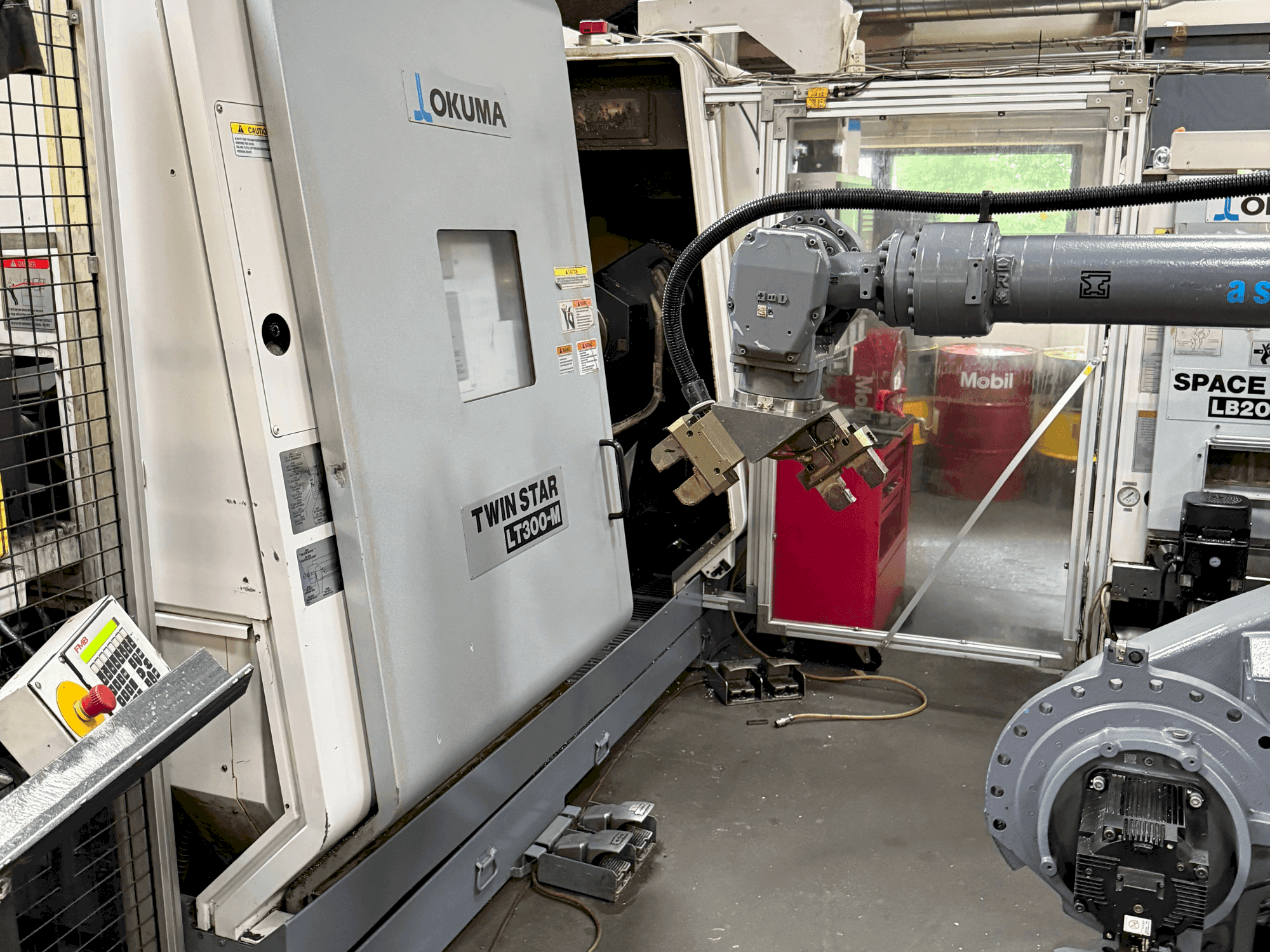 Vooraanzicht  van Okuma Twinstar LT300-M  machine