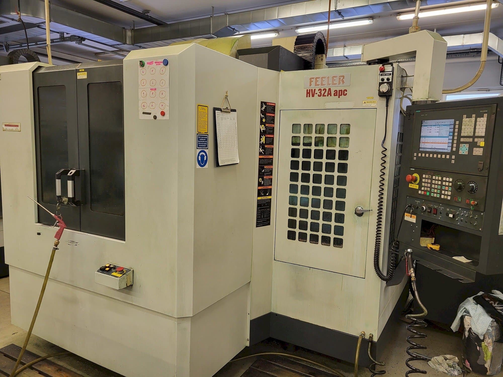Vooraanzicht  van Feeler HV-32A-APC  machine