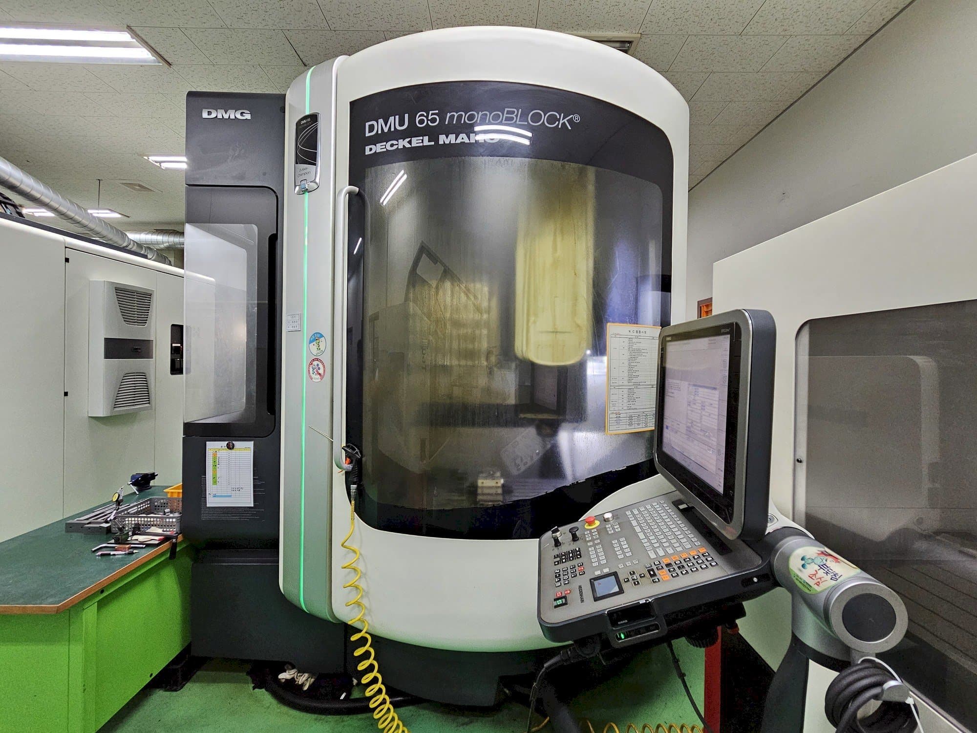 Vooraanzicht  van DECKEL MAHO DMU 65 monoBlock  machine