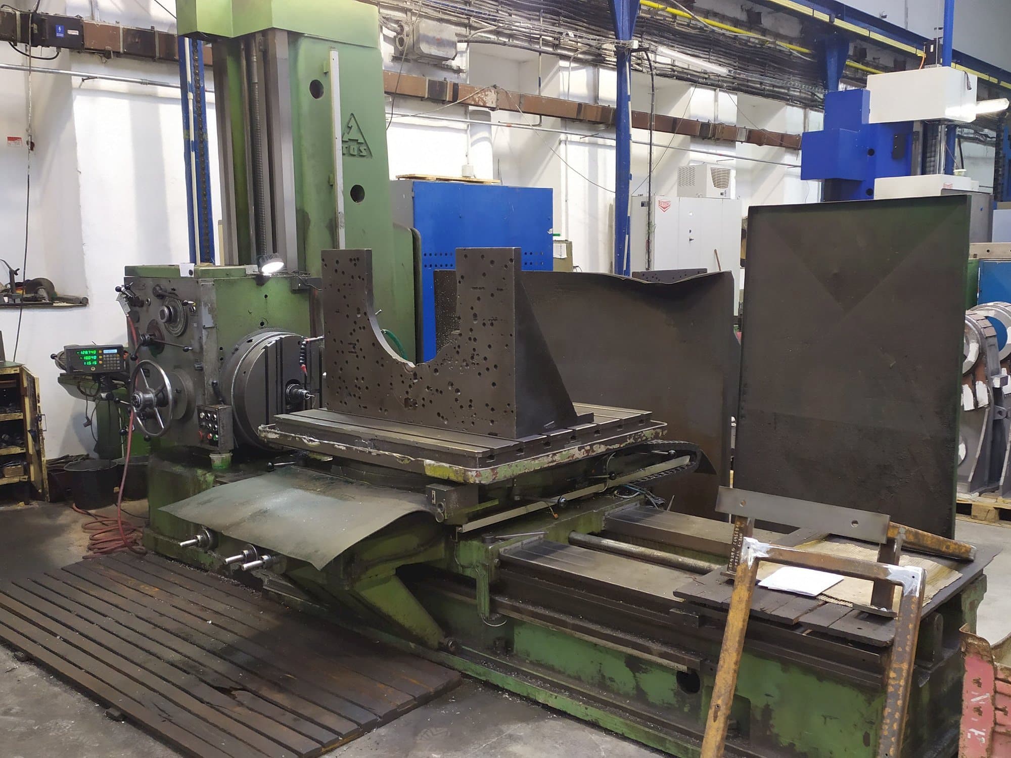 Vooraanzicht  van TOS H 100  machine