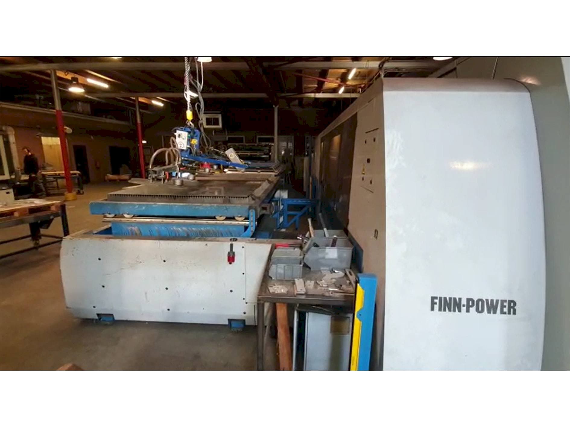 Vooraanzicht  van Finn-Power L6 4kW CO2  machine