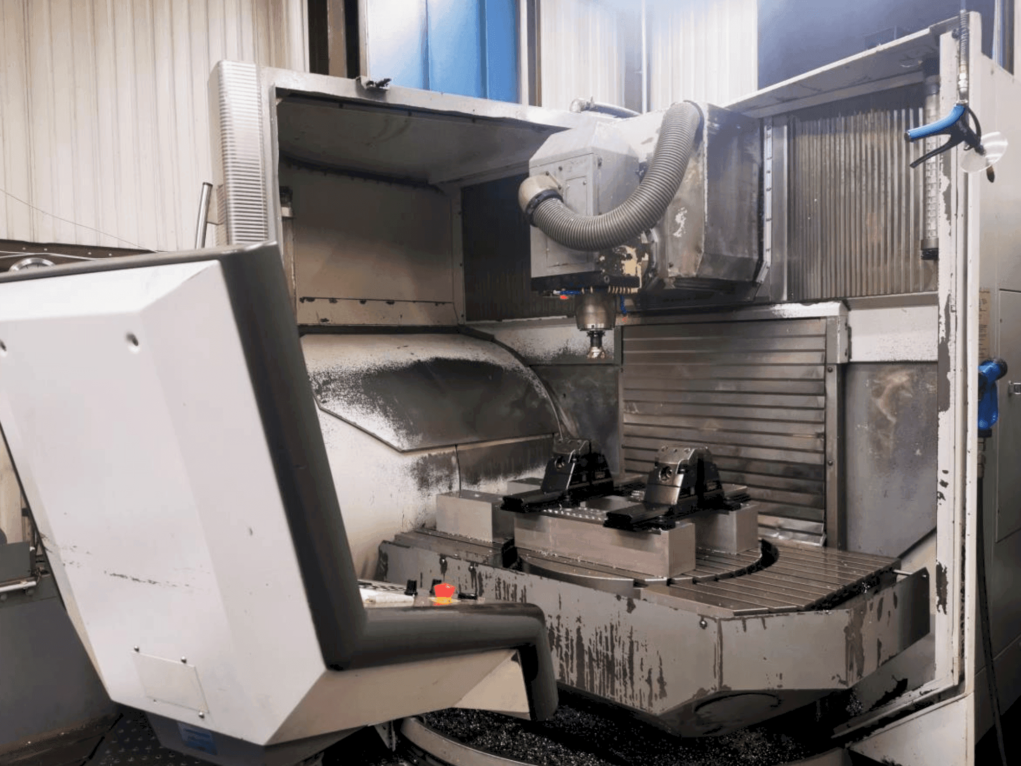 Werkruimte  van  DECKEL MAHO DMU 100T   machine