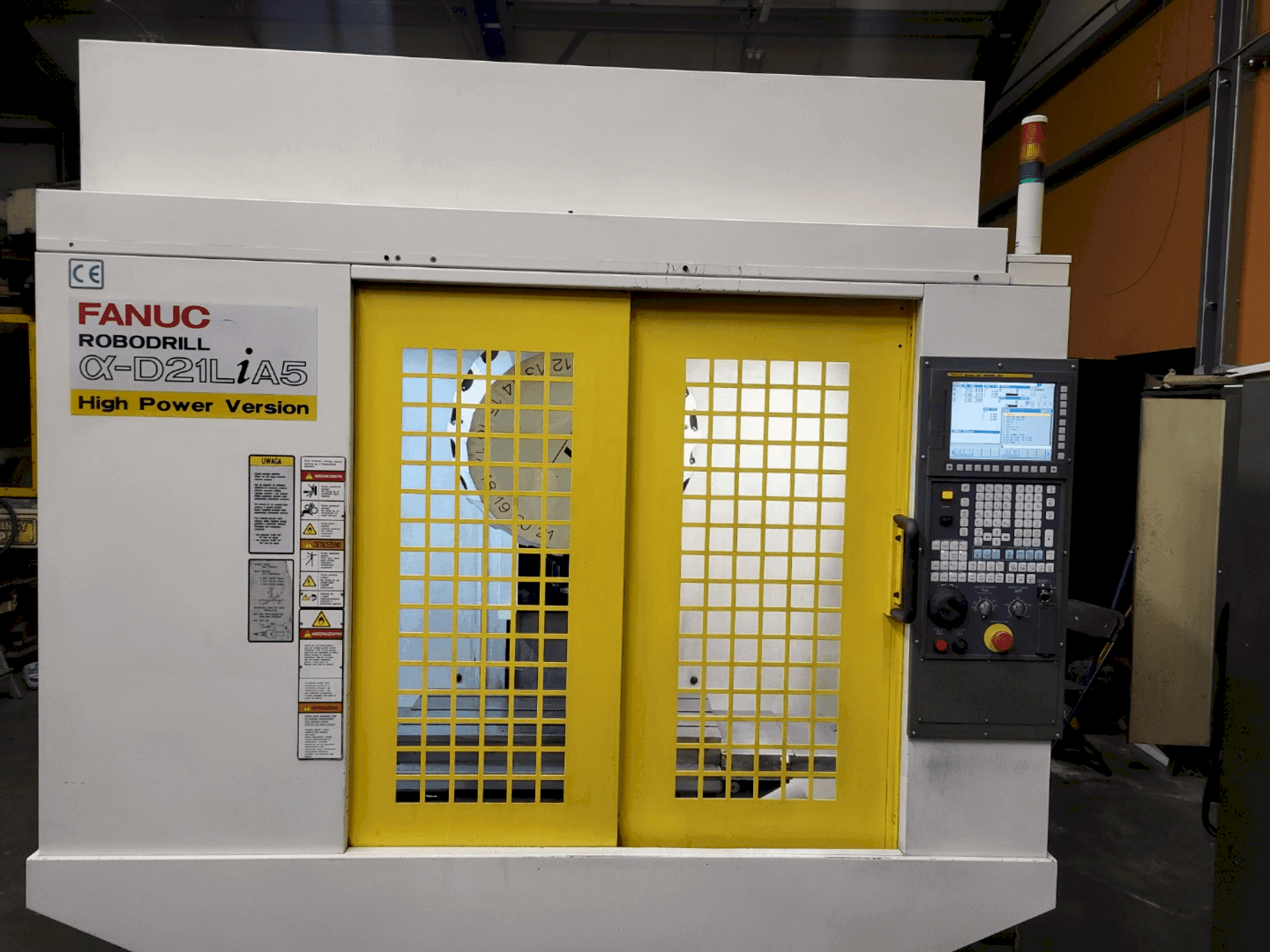 Vooraanzicht  van FANUC Robodrill α-D21LiA5  machine