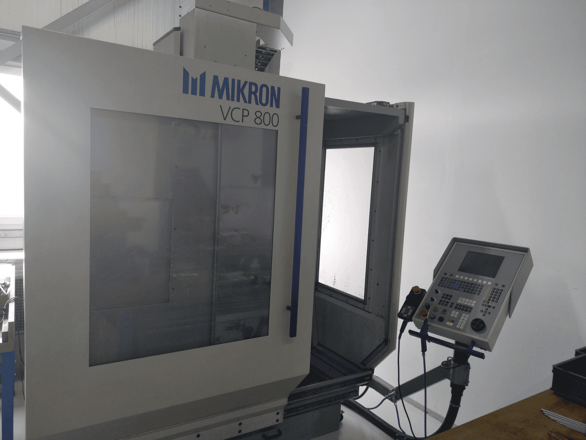Vooraanzicht  van MIKRON VCP 800  machine