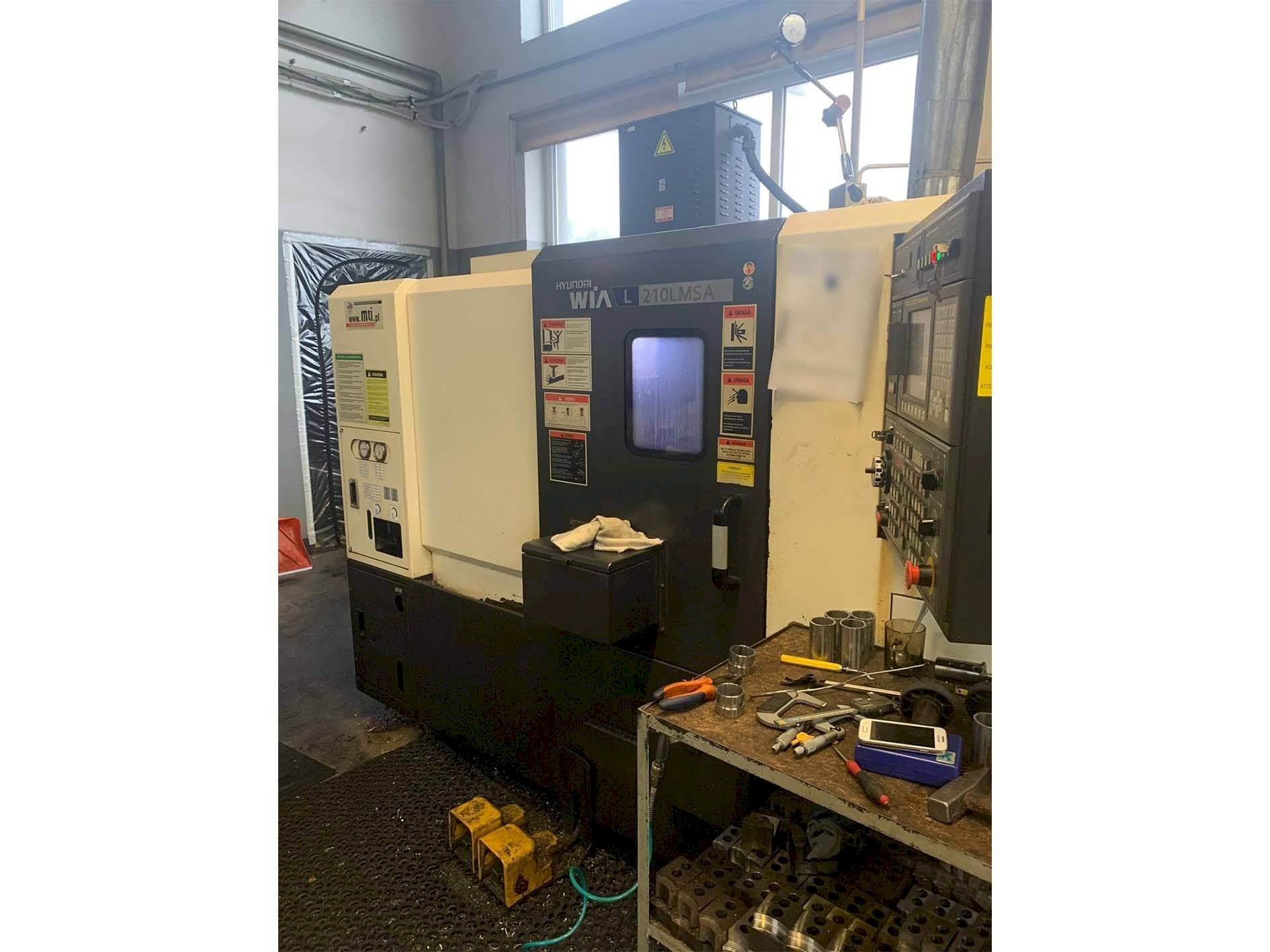 Vooraanzicht  van Hyundai Wia L210LMSA  machine