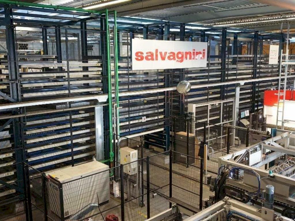 Vooraanzicht  van Salvagnini S4 and P4 and MV installation  machine