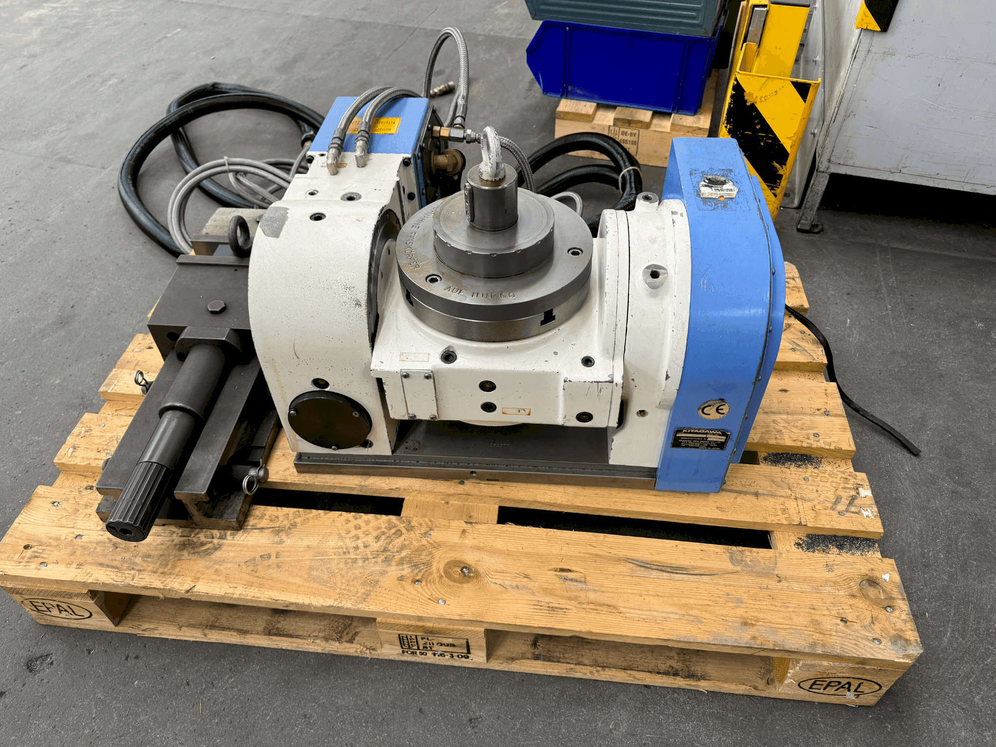 Vooraanzicht  van KITAGAWA TT251 HYY01 - NC ROTARY TABLE (2005)  machine