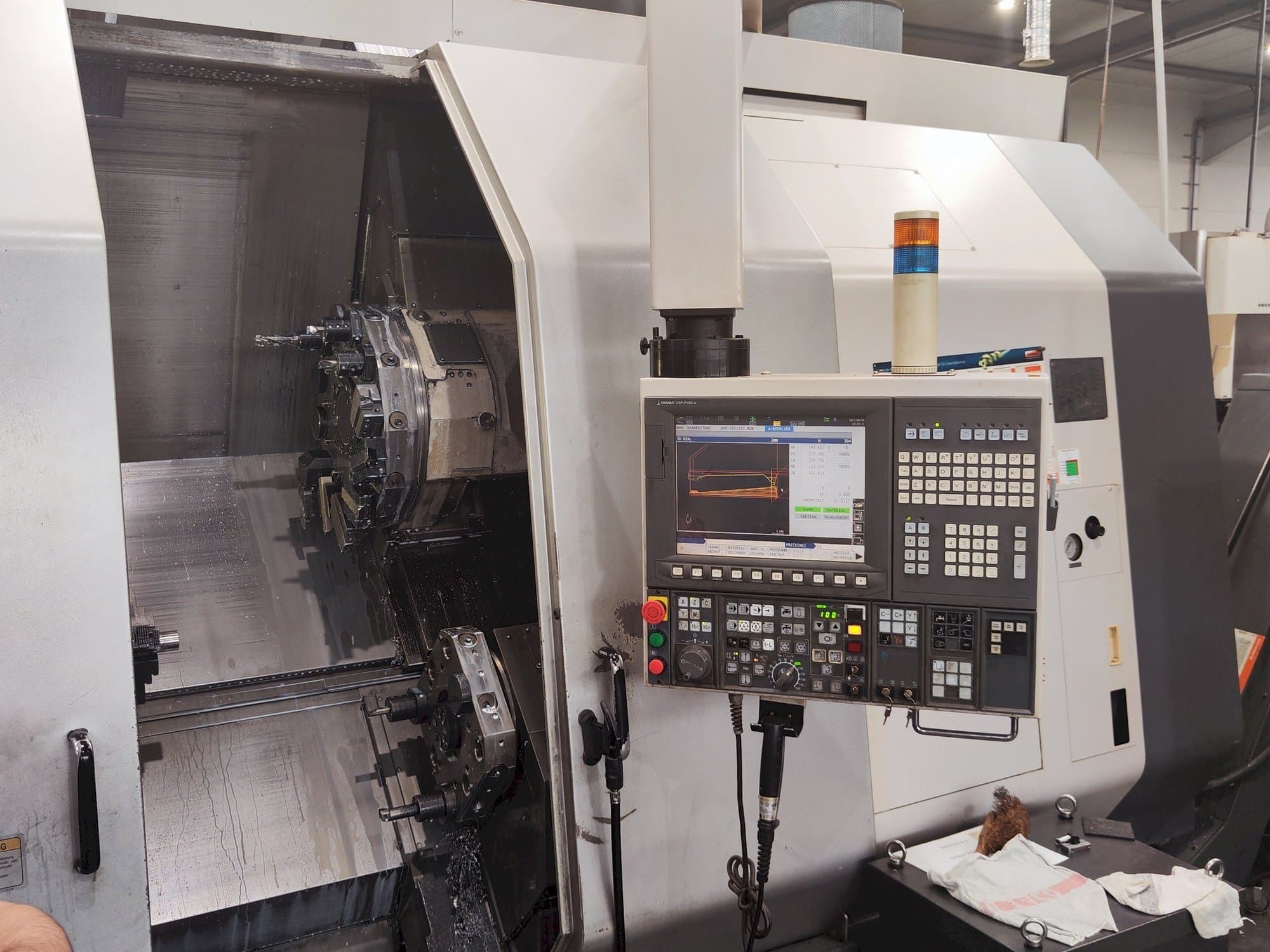 Vooraanzicht  van Okuma LU 300 MY  machine