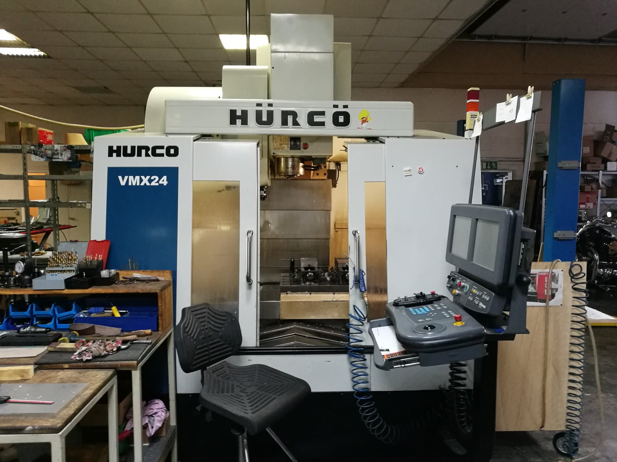 Vooraanzicht  van Hurco VMX24 machine