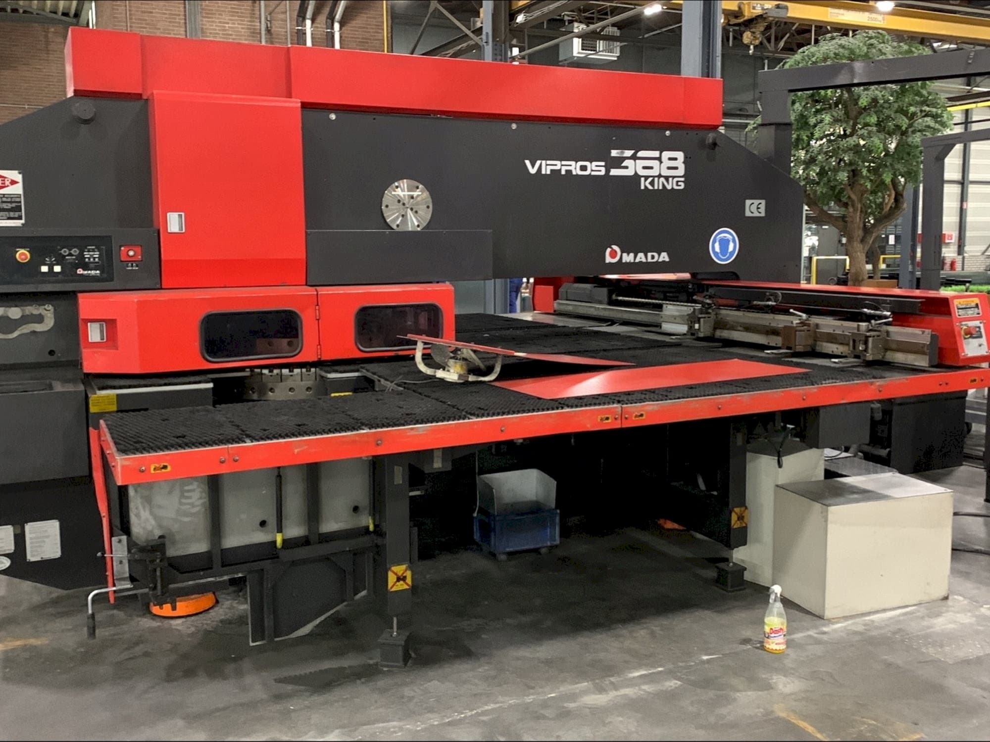 Vooraanzicht  van AMADA Vipros 368 King  machine