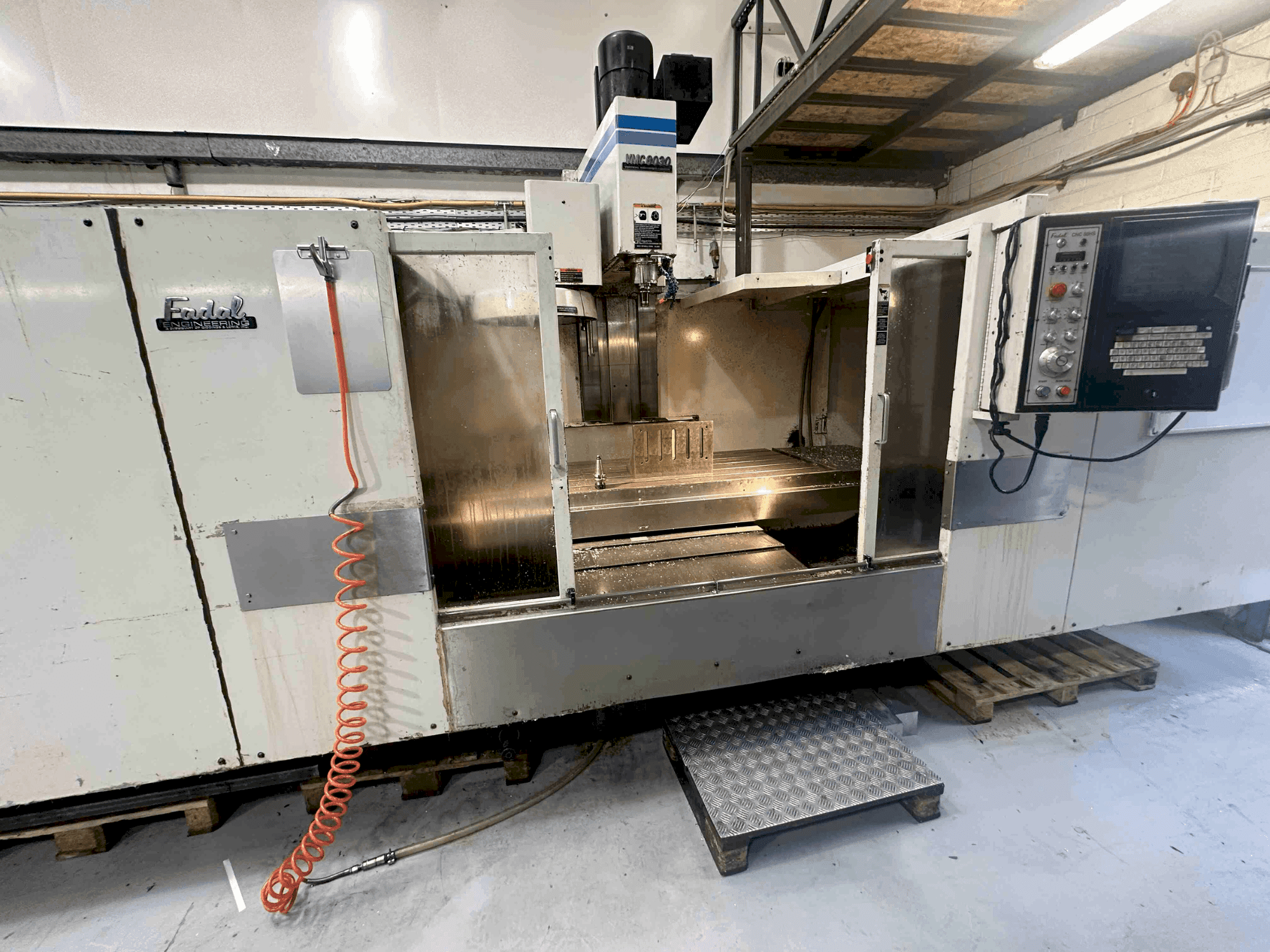 Vooraanzicht  van FADAL VMC8030HT  machine