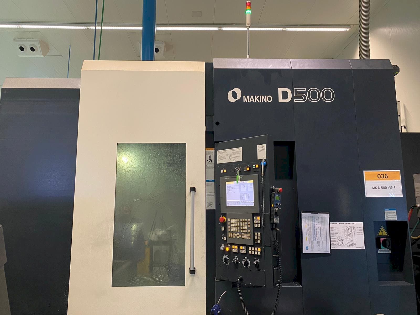 Vooraanzicht  van Makino D500  machine