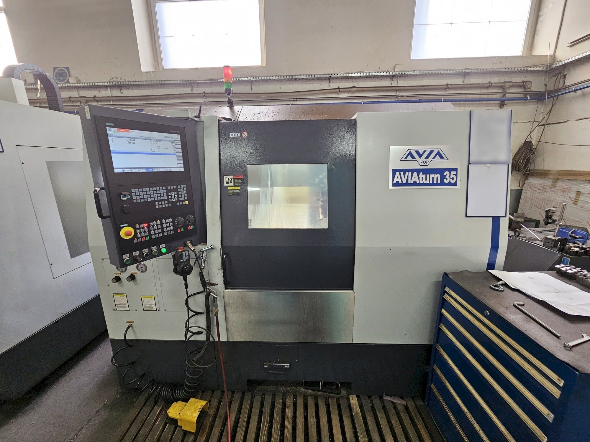 Vooraanzicht  van Avia									 AVIAturn 35  machine