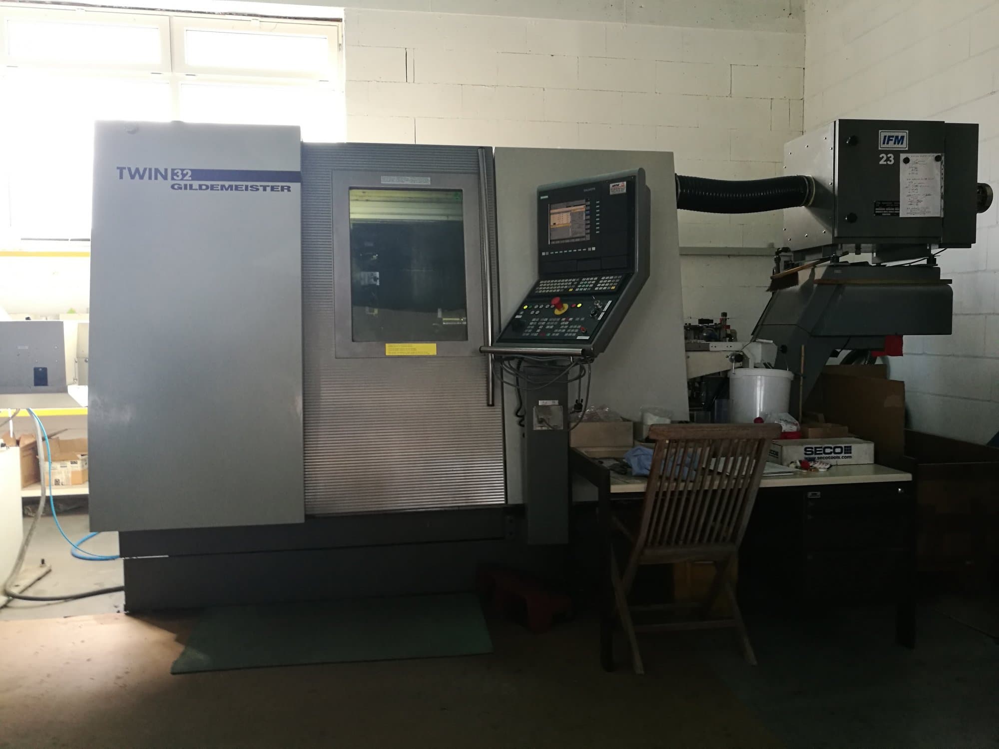 Vooraanzicht  2 van Gildemeister TWIN 32 machine