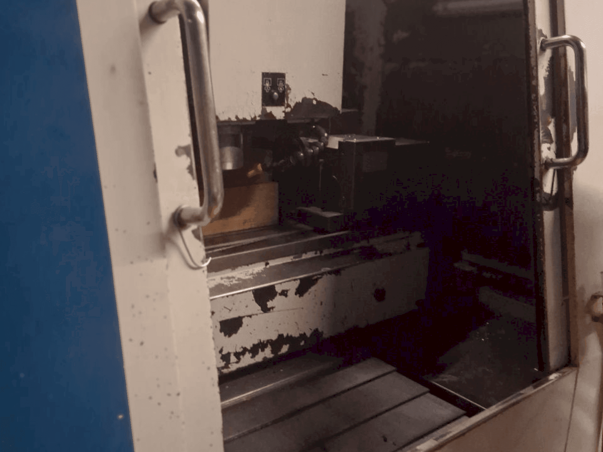 Vooraanzicht  van Hurco BMC 30HT/M  machine