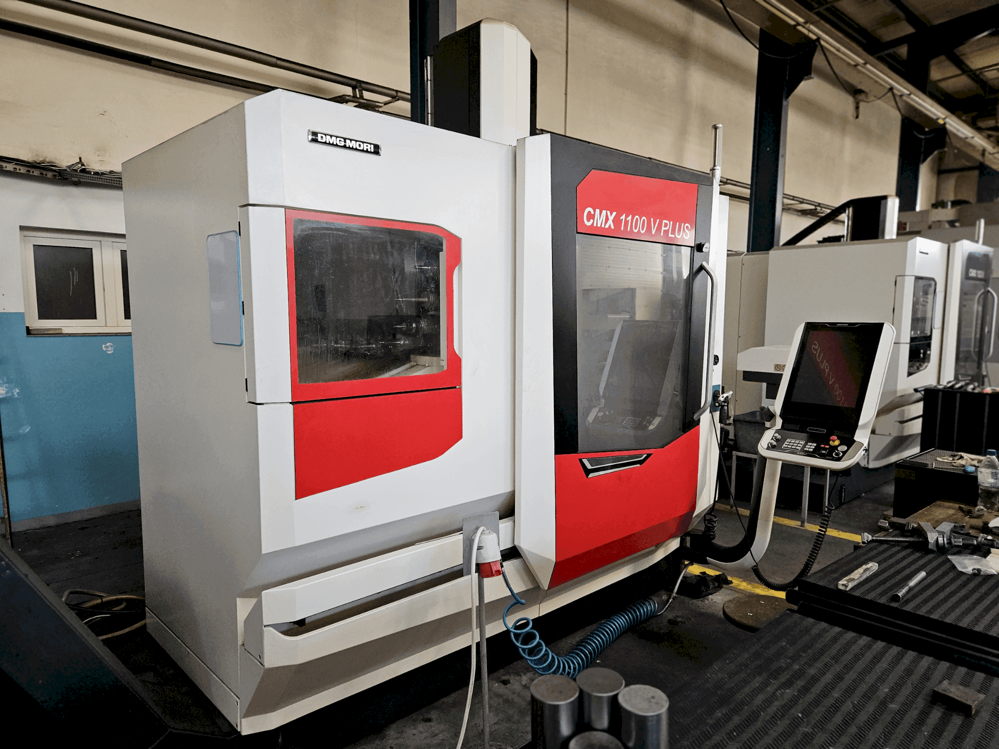 Vooraanzicht  van DMG MORI CMX 1100 V  machine
