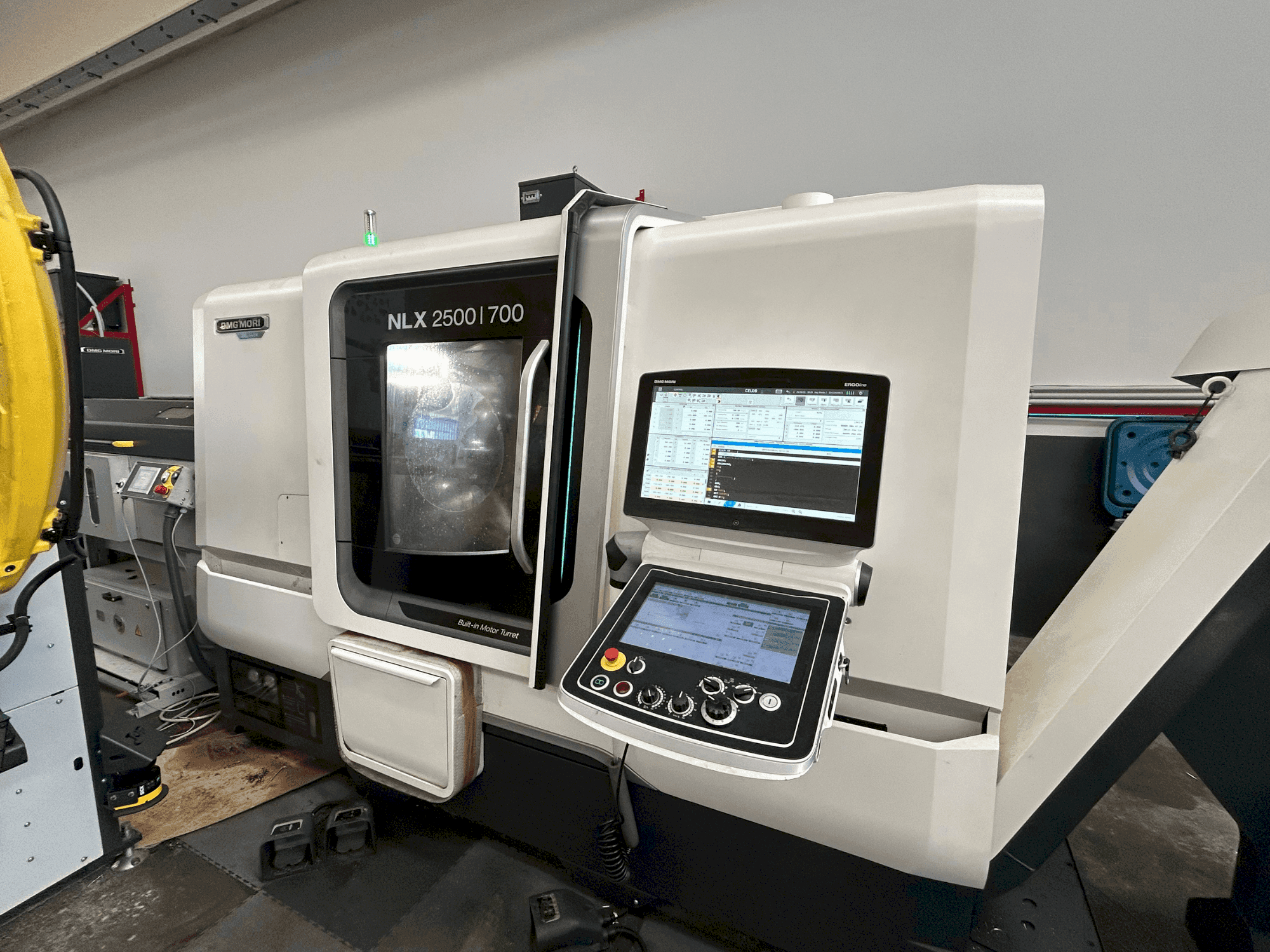 Vooraanzicht  van DMG MORI NLX 2500 SY / 700  machine