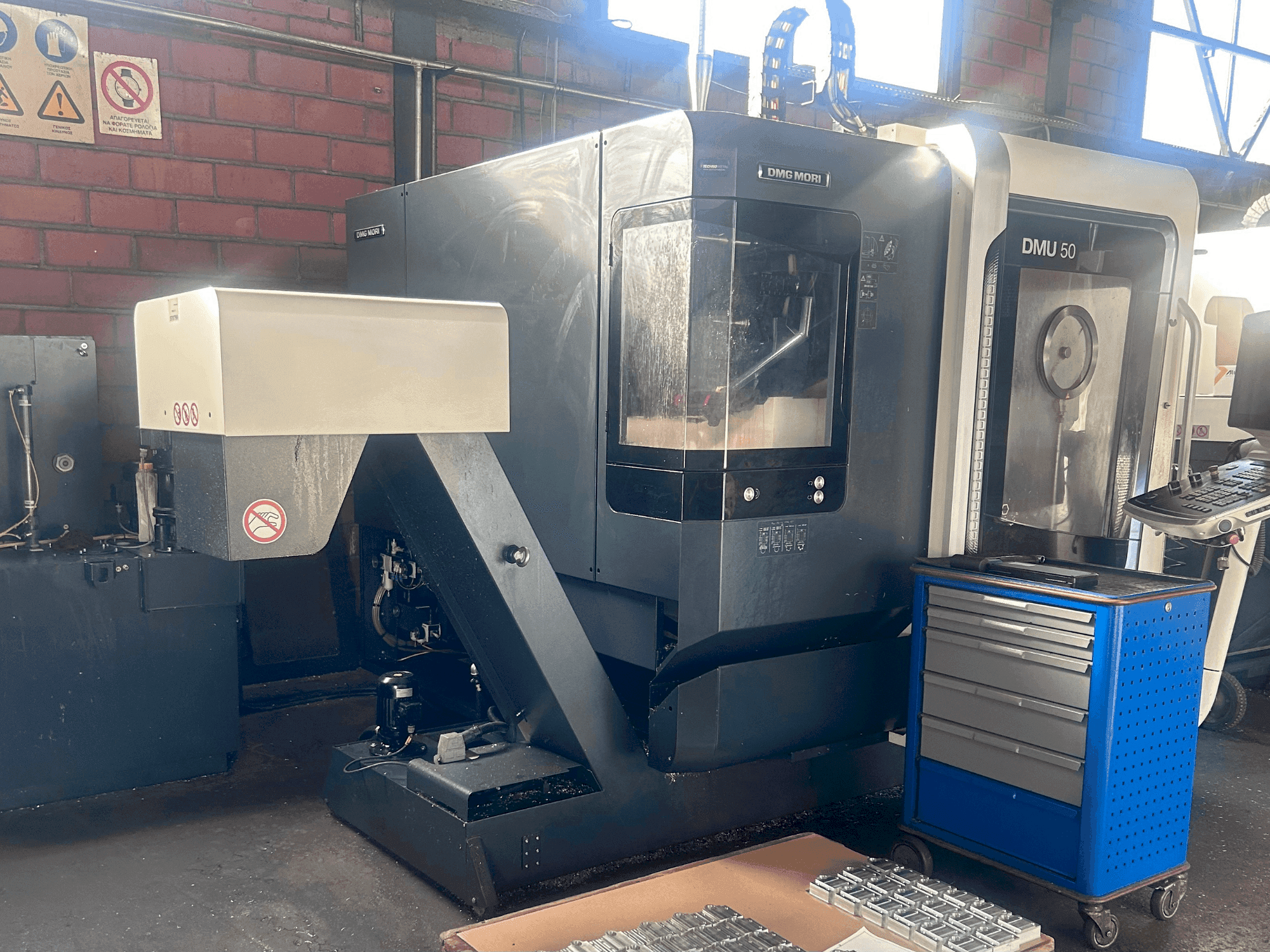 Vooraanzicht  van DMG MORI DMU 50  machine